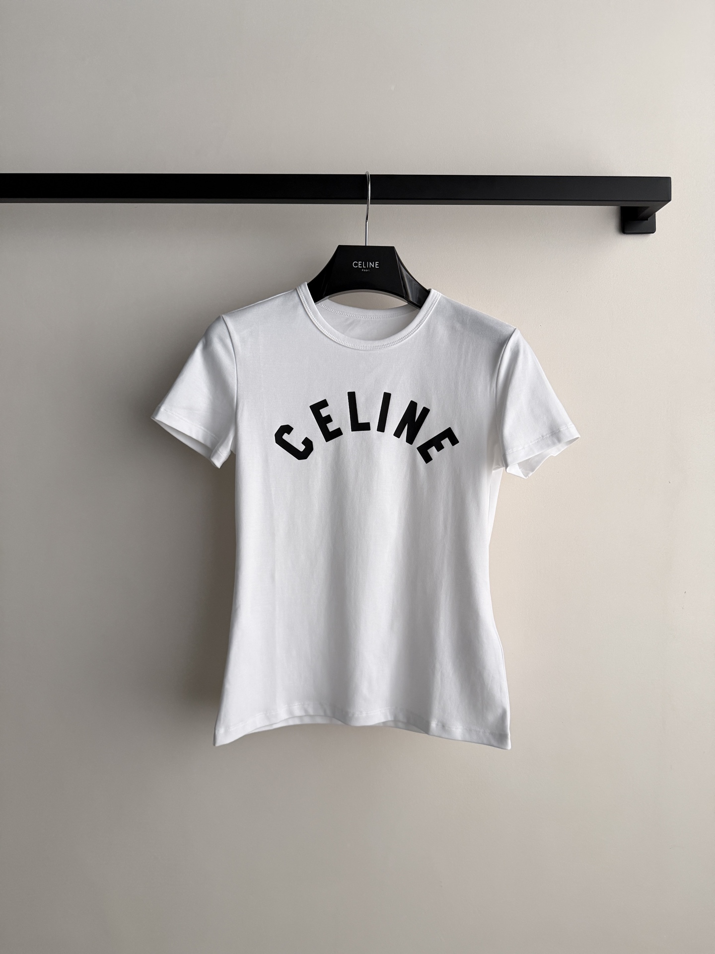 Celin*🆕这款短袖T恤，正面弧形Logo，简约又有辨识度。高品质棉料，柔软透气，夏天穿超舒服！修身版