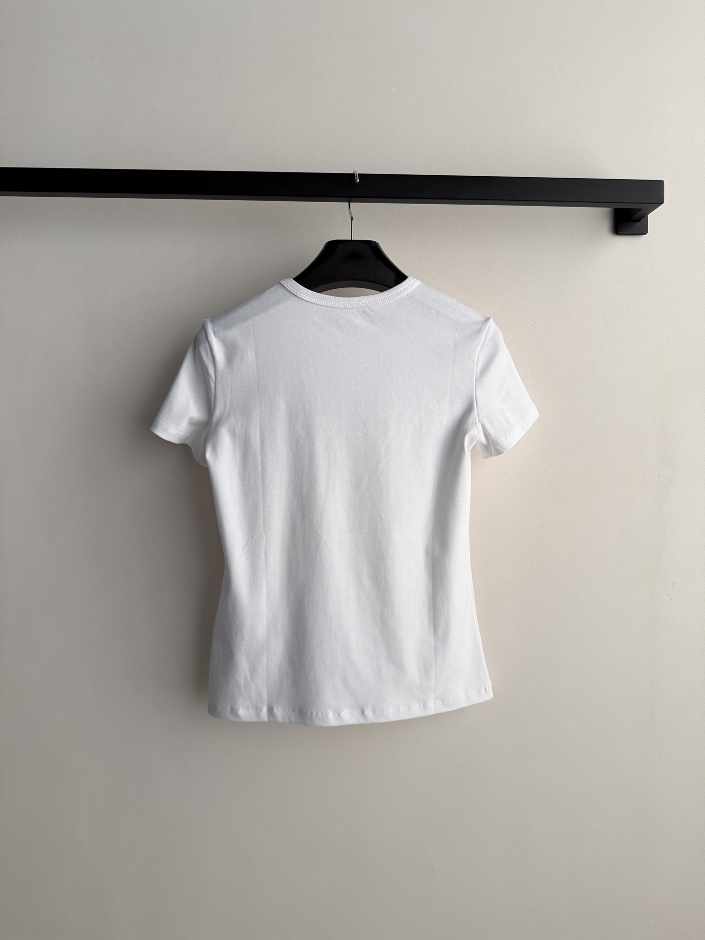 Celin*🆕这款短袖T恤，正面弧形Logo，简约又有辨识度。高品质棉料，柔软透气，夏天穿超舒服！修身版