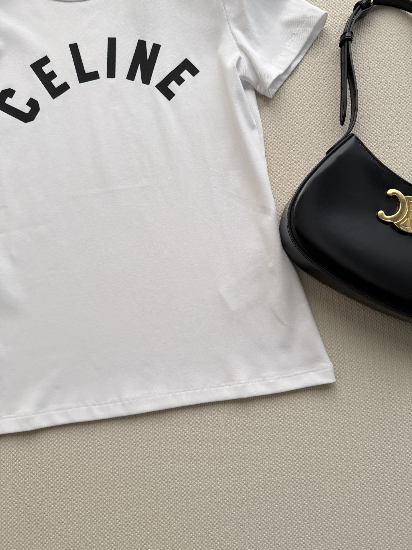 Celin*🆕这款短袖T恤，正面弧形Logo，简约又有辨识度。高品质棉料，柔软透气，夏天穿超舒服！修身版