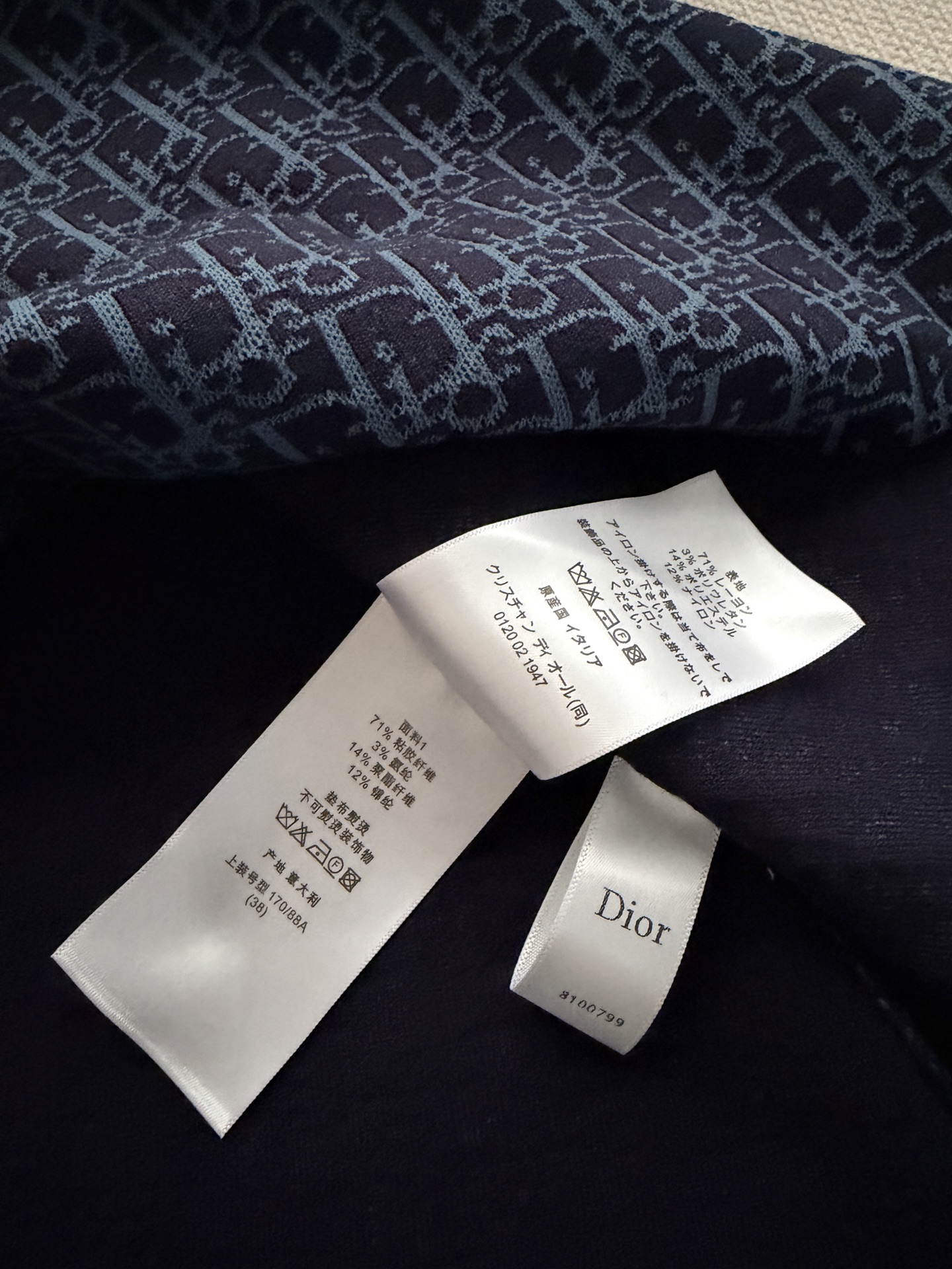 Dio*🆕 2026夏季连衣裙，暗花Logo设计，哑光面料自带珍珠光泽感✨。极简剪裁+腰部系带，修饰身形