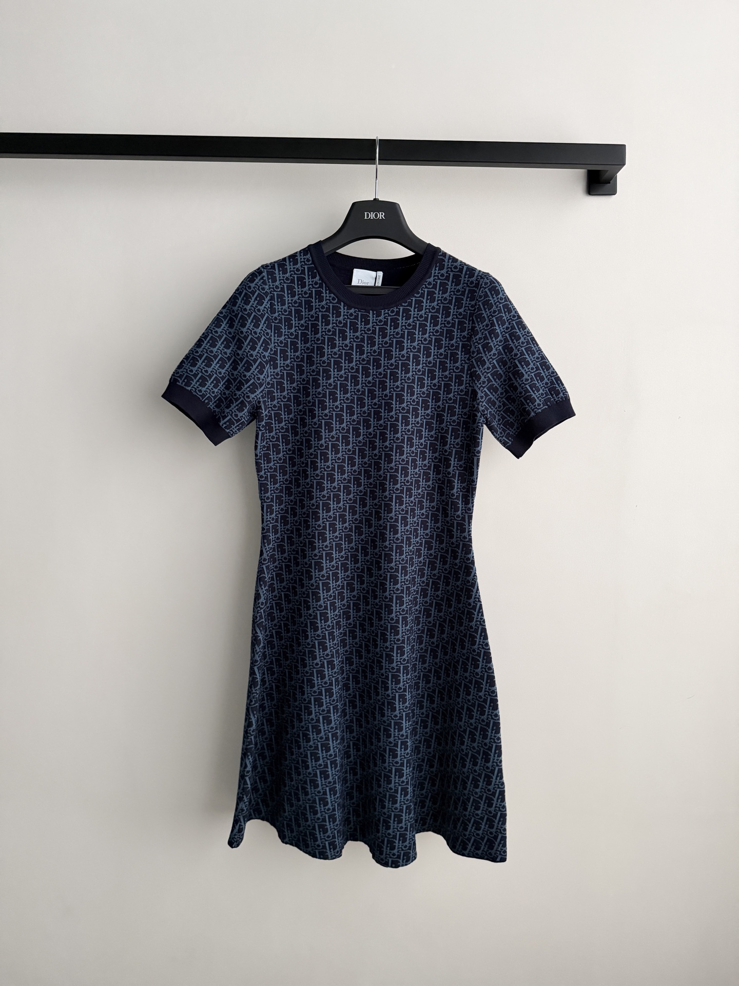 Dio*🆕 2026夏季连衣裙，暗花Logo设计，哑光面料自带珍珠光泽感✨。极简剪裁+腰部系带，修饰身形