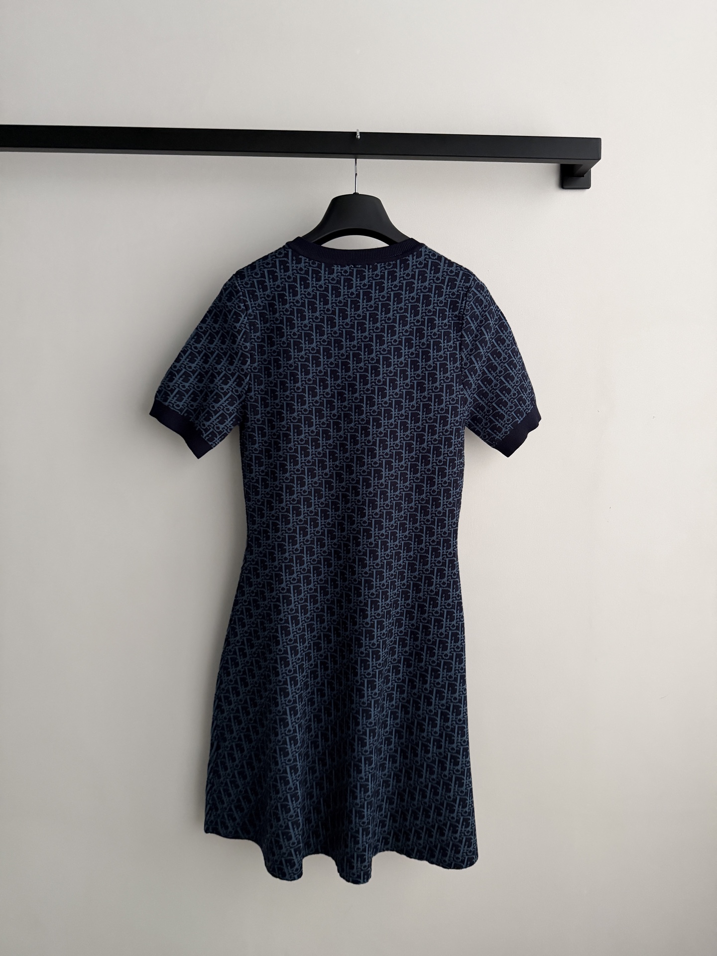 Dio*🆕 2026夏季连衣裙，暗花Logo设计，哑光面料自带珍珠光泽感✨。极简剪裁+腰部系带，修饰身形