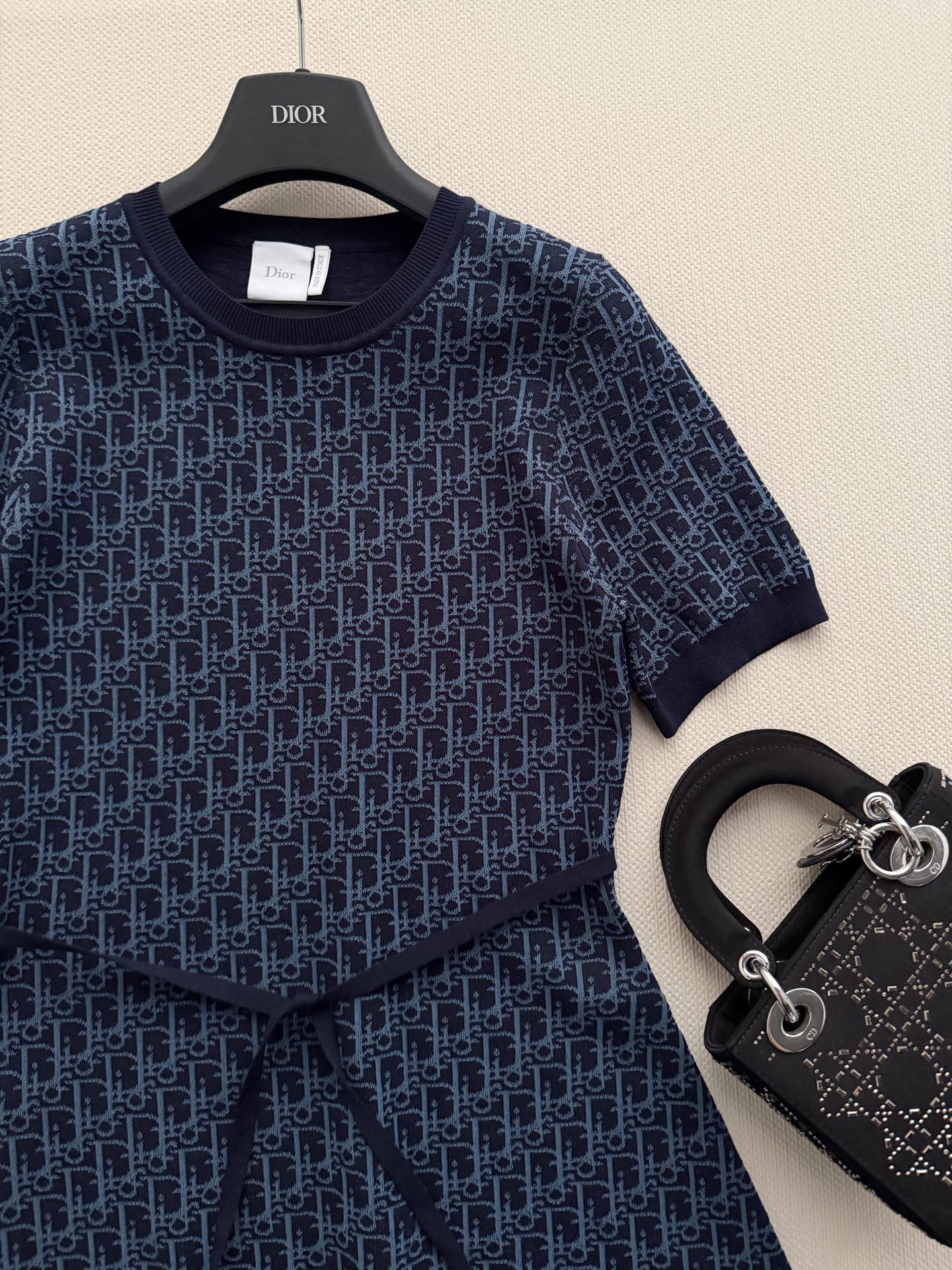 Dio*🆕 2026夏季连衣裙，暗花Logo设计，哑光面料自带珍珠光泽感✨。极简剪裁+腰部系带，修饰身形