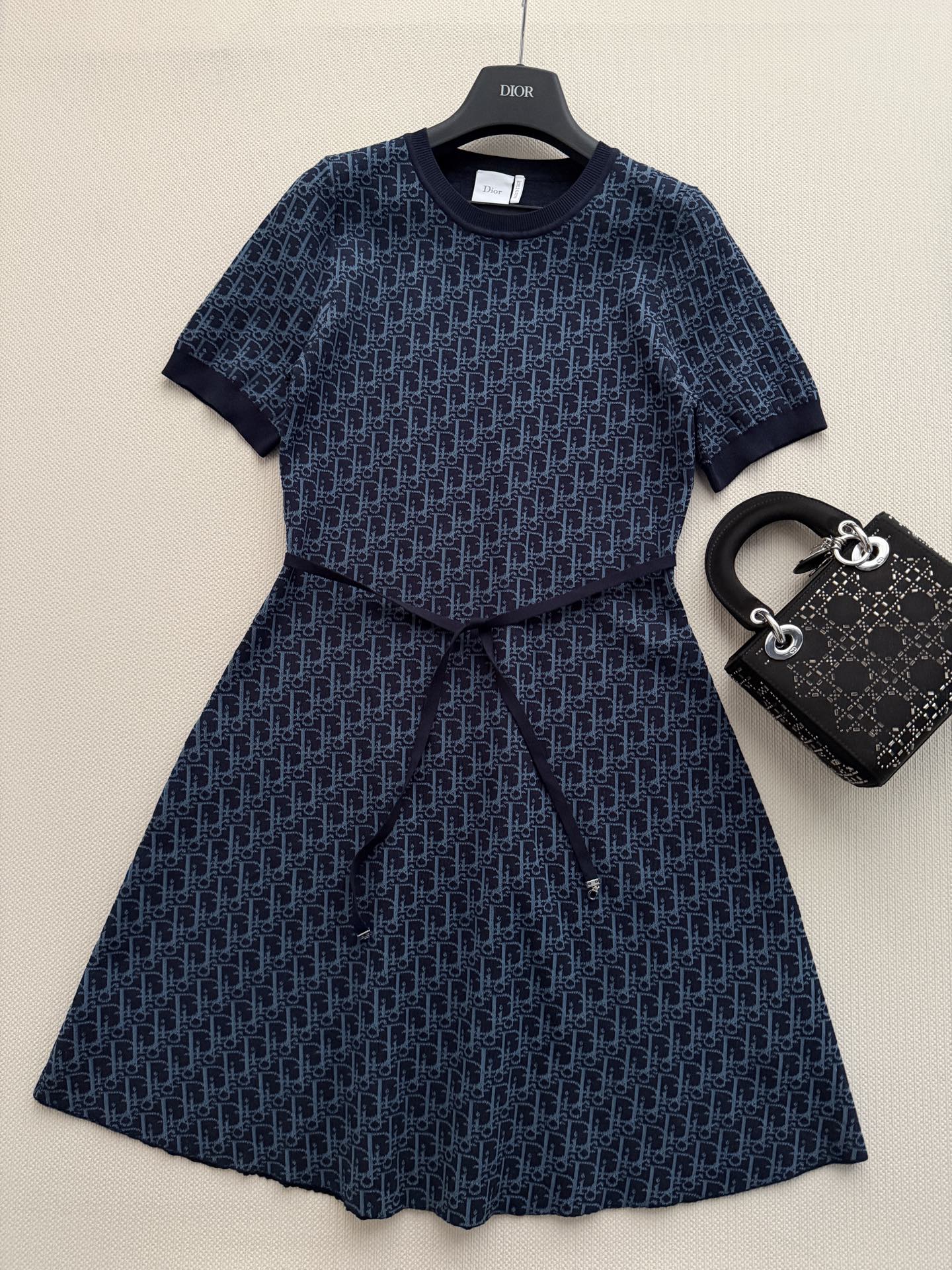 Dio*🆕 2026夏季连衣裙，暗花Logo设计，哑光面料自带珍珠光泽感✨。极简剪裁+腰部系带，修饰身形