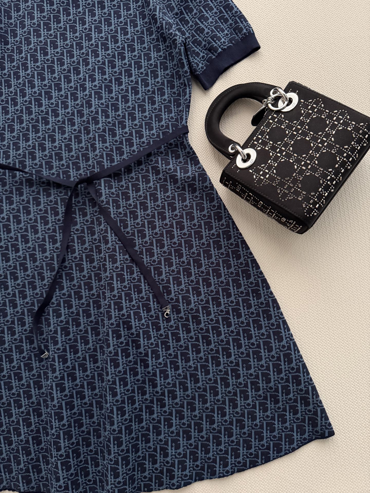 Dio*🆕 2026夏季连衣裙，暗花Logo设计，哑光面料自带珍珠光泽感✨。极简剪裁+腰部系带，修饰身形