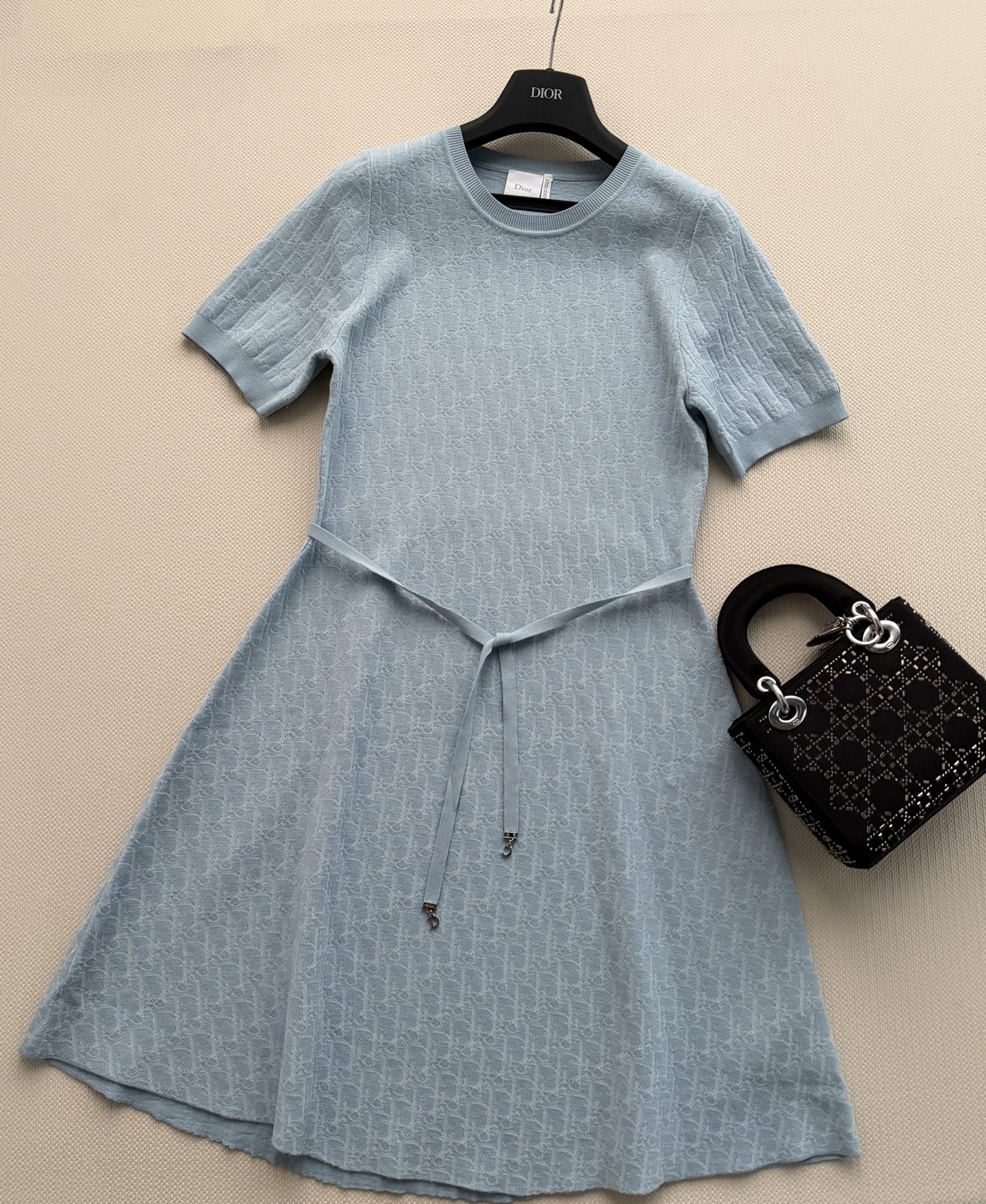 Dio*🆕 2026夏季连衣裙，暗花Logo设计，哑光面料自带珍珠光泽感✨。极简剪裁+腰部系带，修饰身形