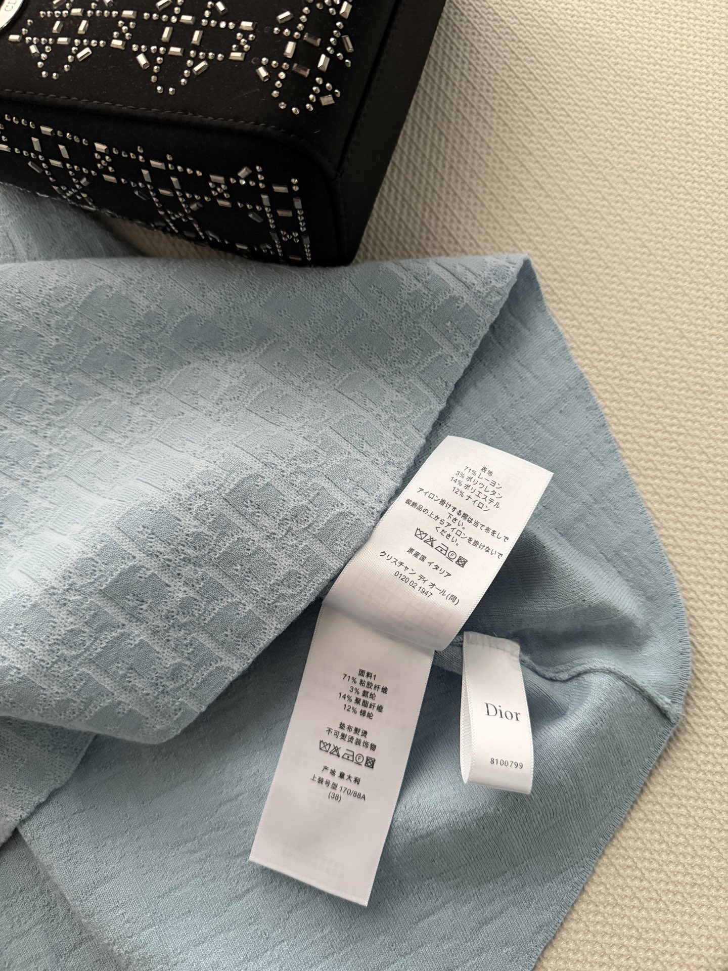 Dio*🆕 2026夏季连衣裙，暗花Logo设计，哑光面料自带珍珠光泽感✨。极简剪裁+腰部系带，修饰身形