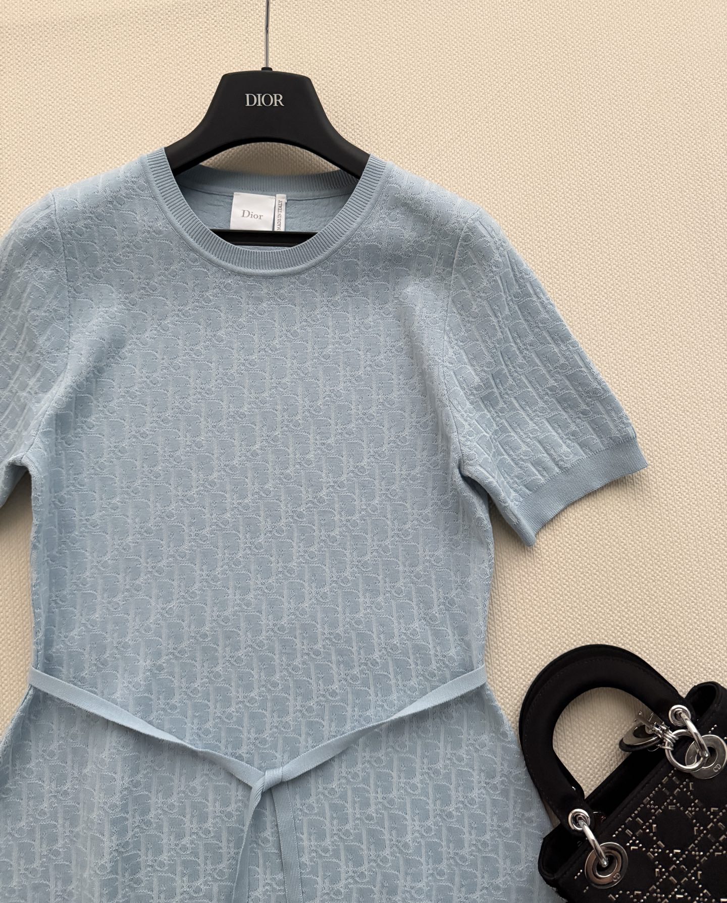 Dio*🆕 2026夏季连衣裙，暗花Logo设计，哑光面料自带珍珠光泽感✨。极简剪裁+腰部系带，修饰身形