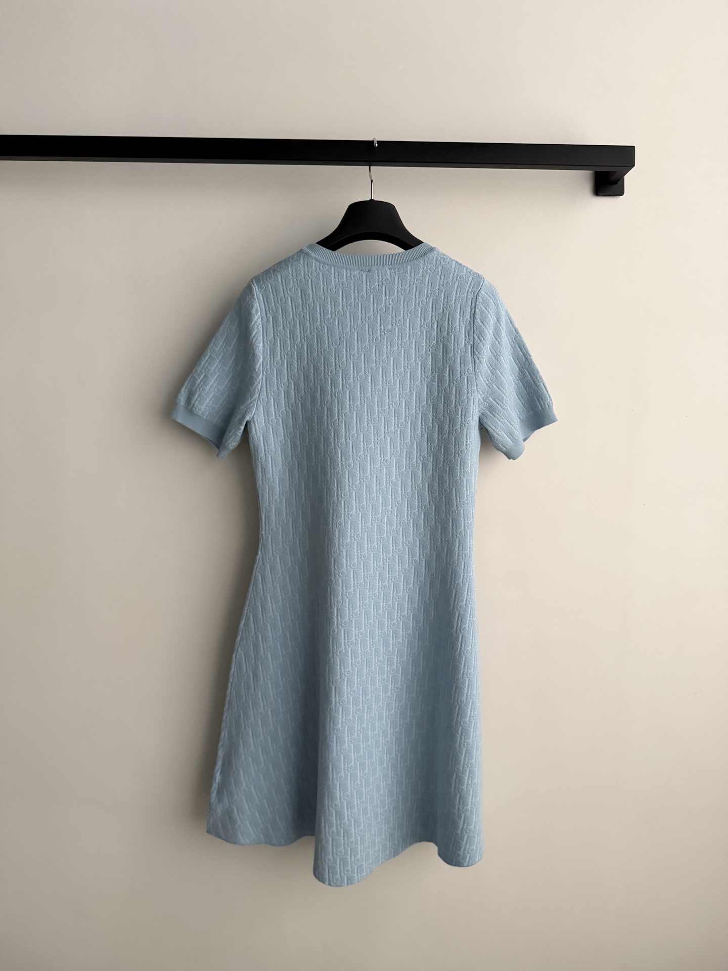 Dio*🆕 2026夏季连衣裙，暗花Logo设计，哑光面料自带珍珠光泽感✨。极简剪裁+腰部系带，修饰身形