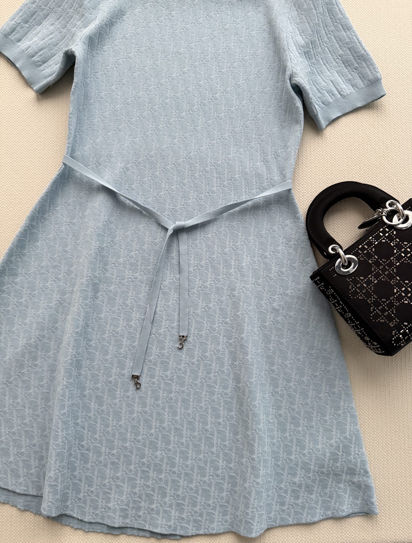 Dio*🆕 2026夏季连衣裙，暗花Logo设计，哑光面料自带珍珠光泽感✨。极简剪裁+腰部系带，修饰身形