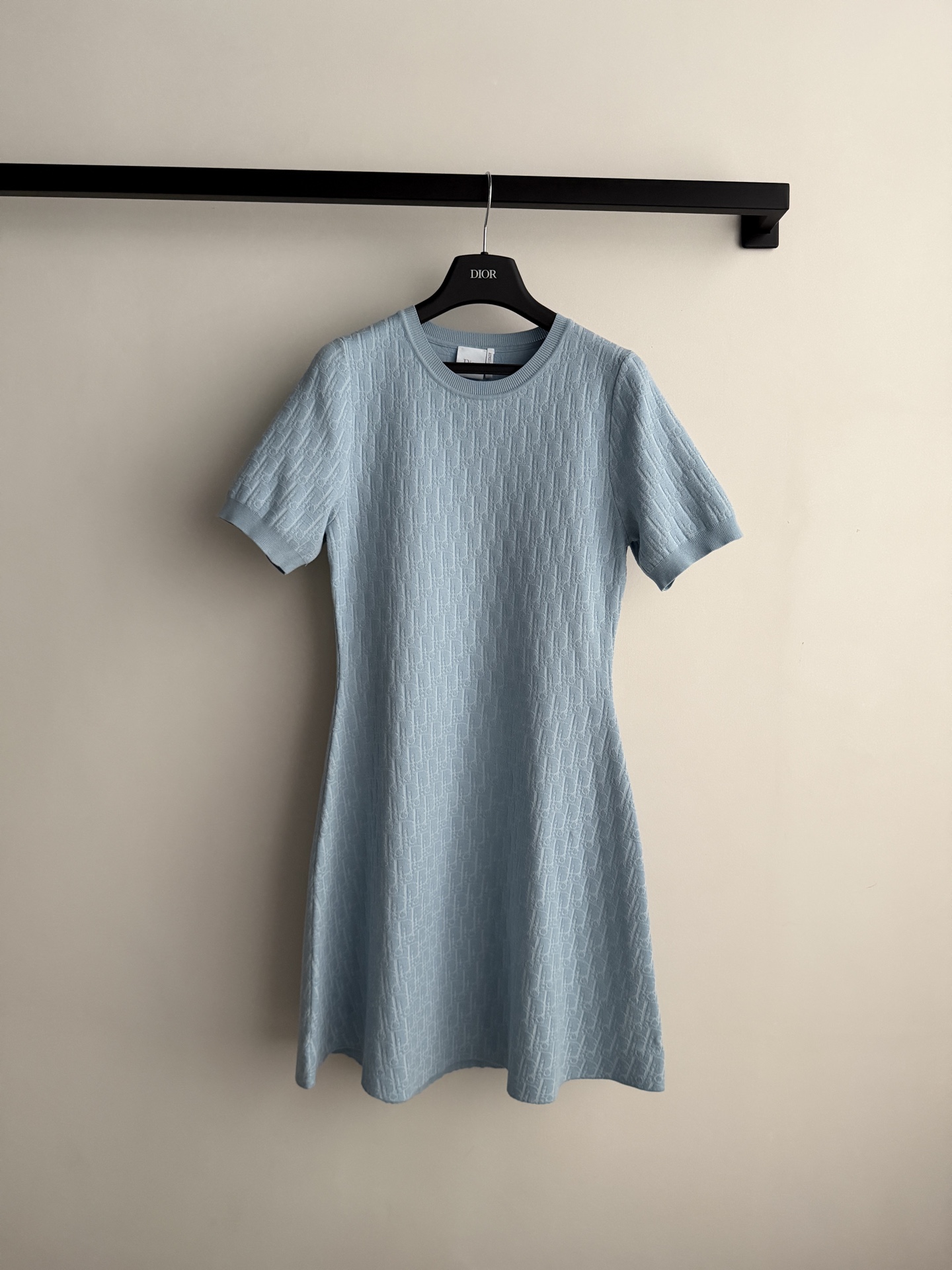 Dio*🆕 2026夏季连衣裙，暗花Logo设计，哑光面料自带珍珠光泽感✨。极简剪裁+腰部系带，修饰身形