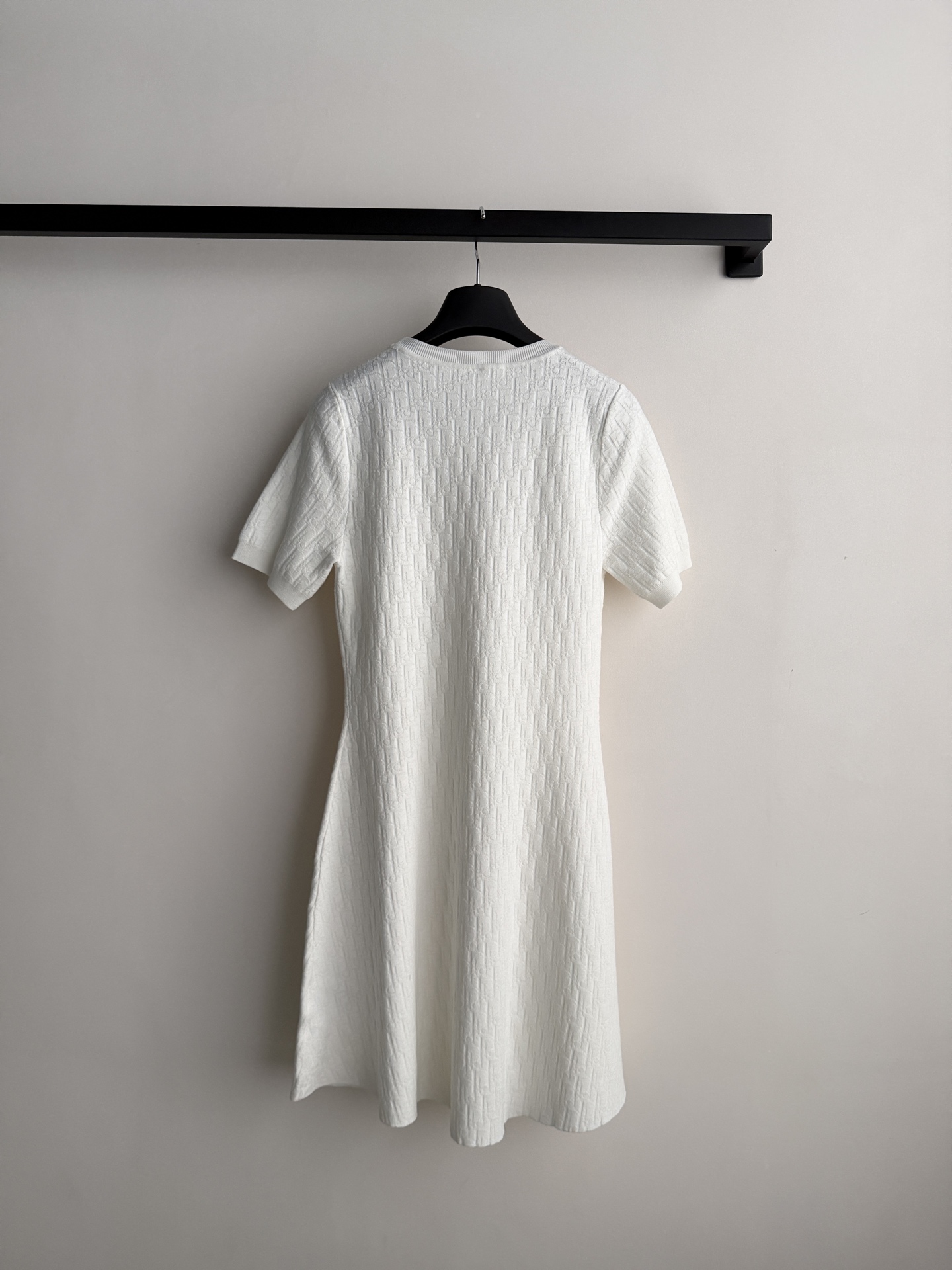 Dio*🆕 2026夏季连衣裙，暗花Logo设计，哑光面料自带珍珠光泽感✨。极简剪裁+腰部系带，修饰身形