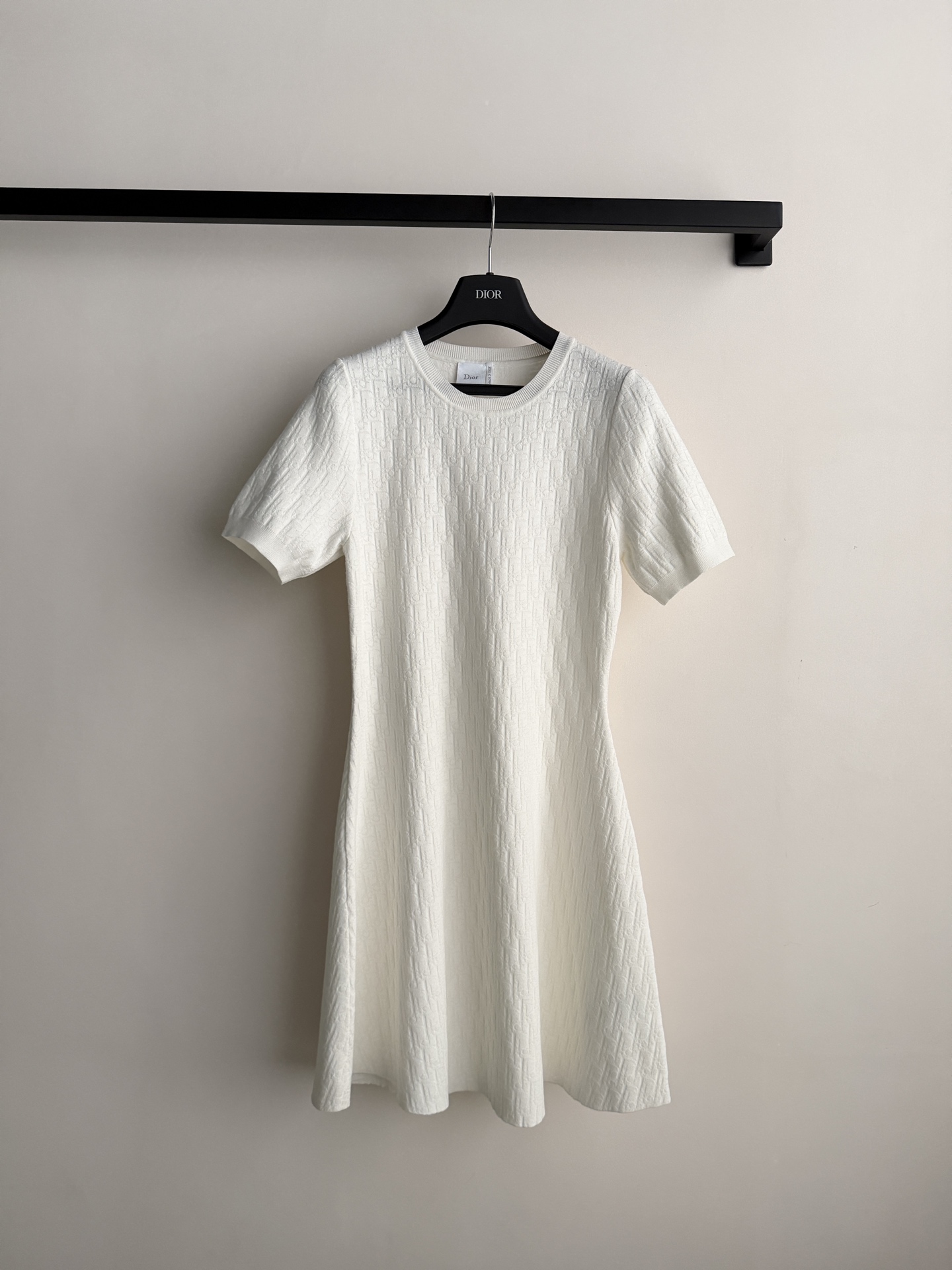 Dio*🆕 2026夏季连衣裙，暗花Logo设计，哑光面料自带珍珠光泽感✨。极简剪裁+腰部系带，修饰身形