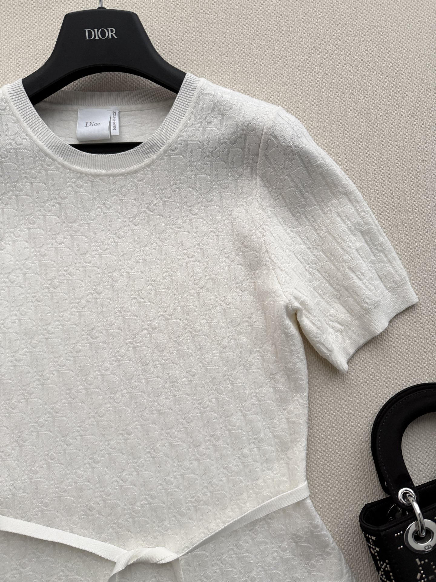 Dio*🆕 2026夏季连衣裙，暗花Logo设计，哑光面料自带珍珠光泽感✨。极简剪裁+腰部系带，修饰身形