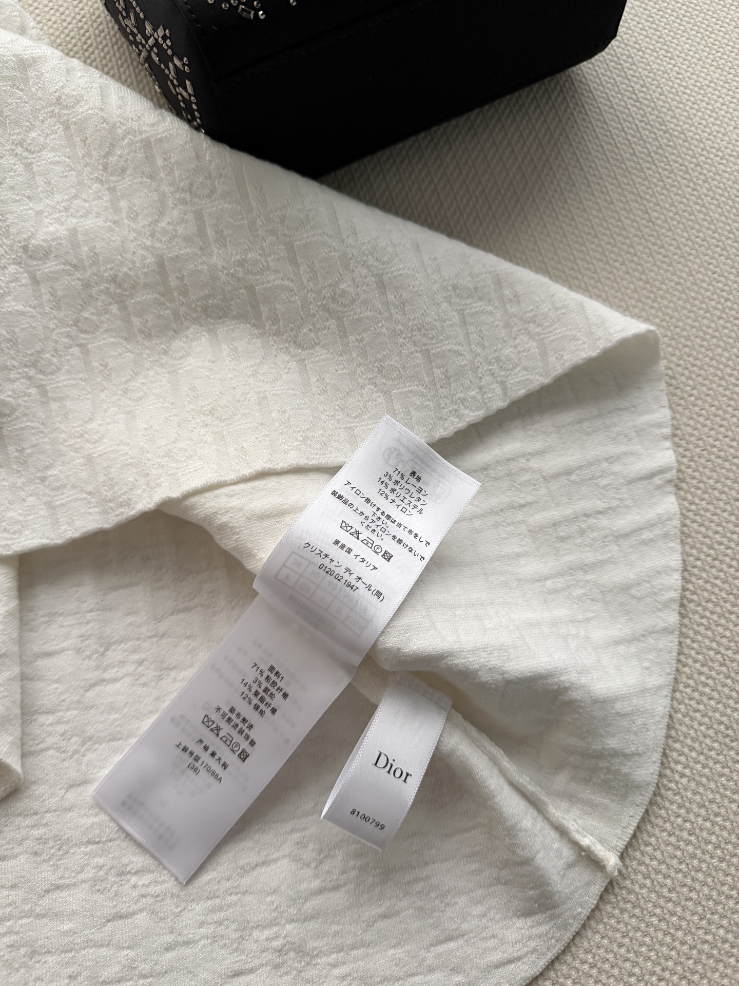 Dio*🆕 2026夏季连衣裙，暗花Logo设计，哑光面料自带珍珠光泽感✨。极简剪裁+腰部系带，修饰身形