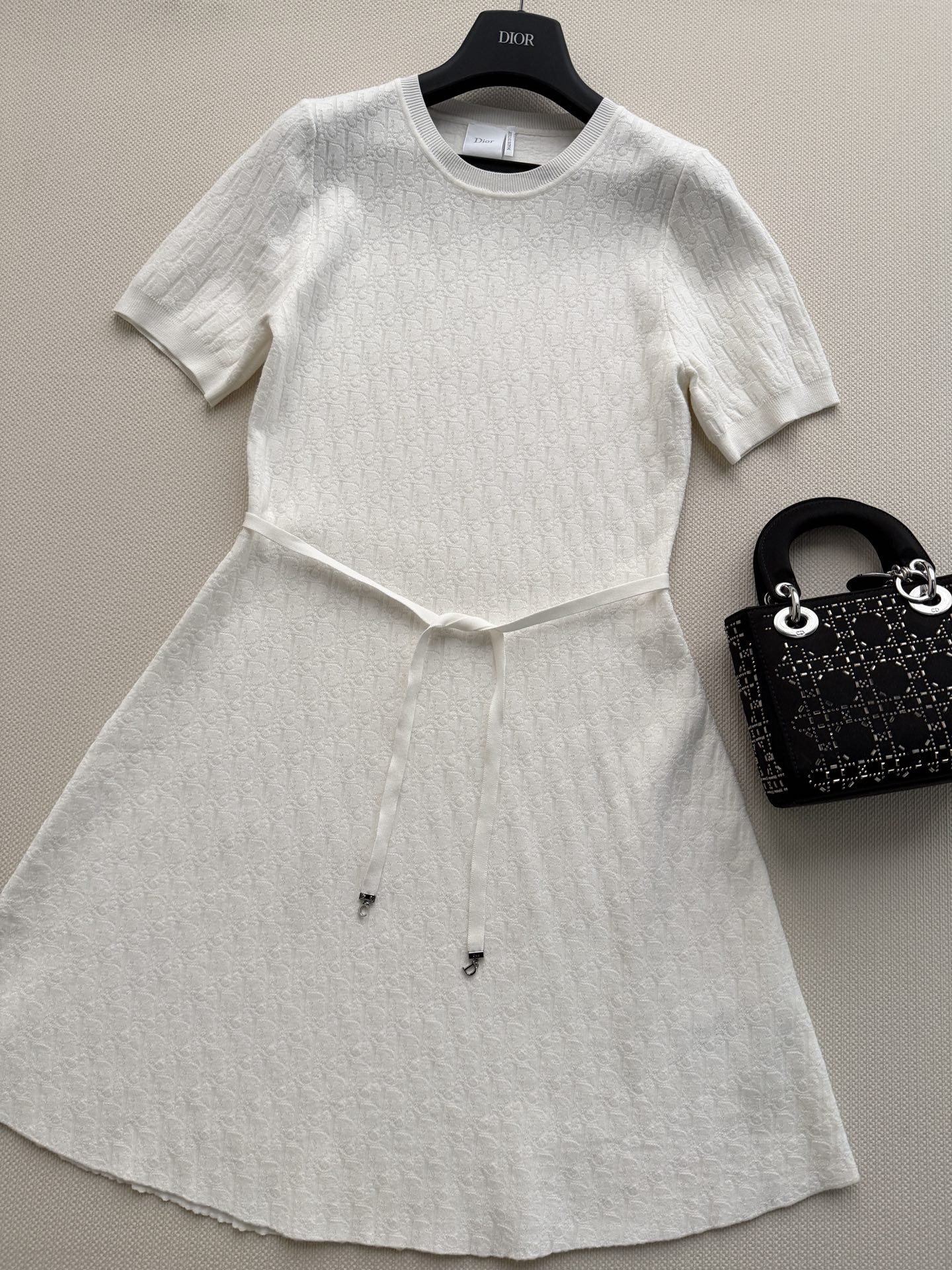 Dio*🆕 2026夏季连衣裙，暗花Logo设计，哑光面料自带珍珠光泽感✨。极简剪裁+腰部系带，修饰身形