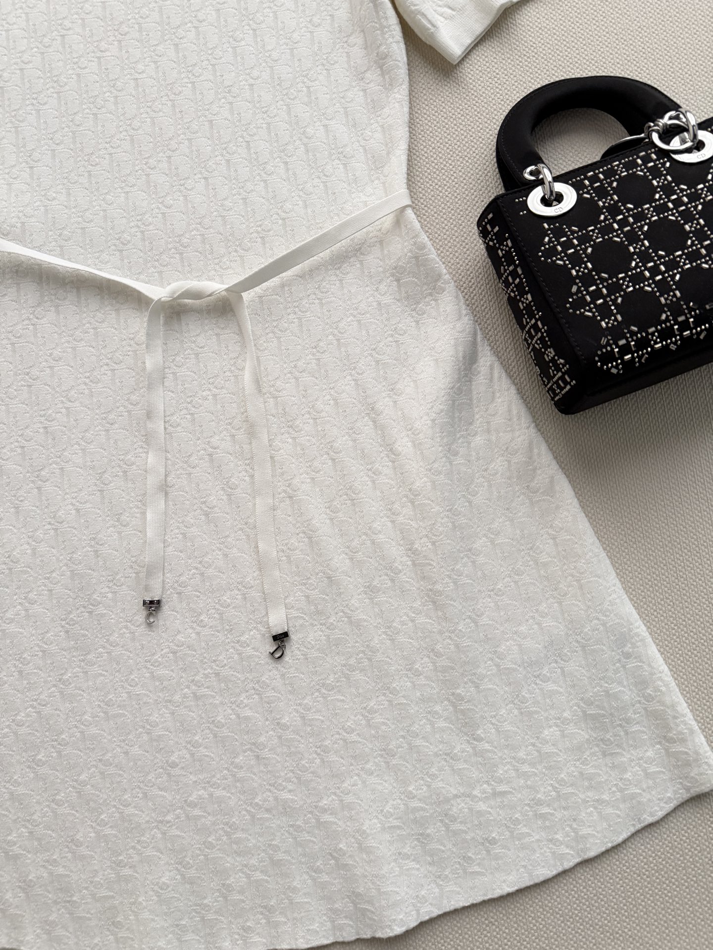 Dio*🆕 2026夏季连衣裙，暗花Logo设计，哑光面料自带珍珠光泽感✨。极简剪裁+腰部系带，修饰身形