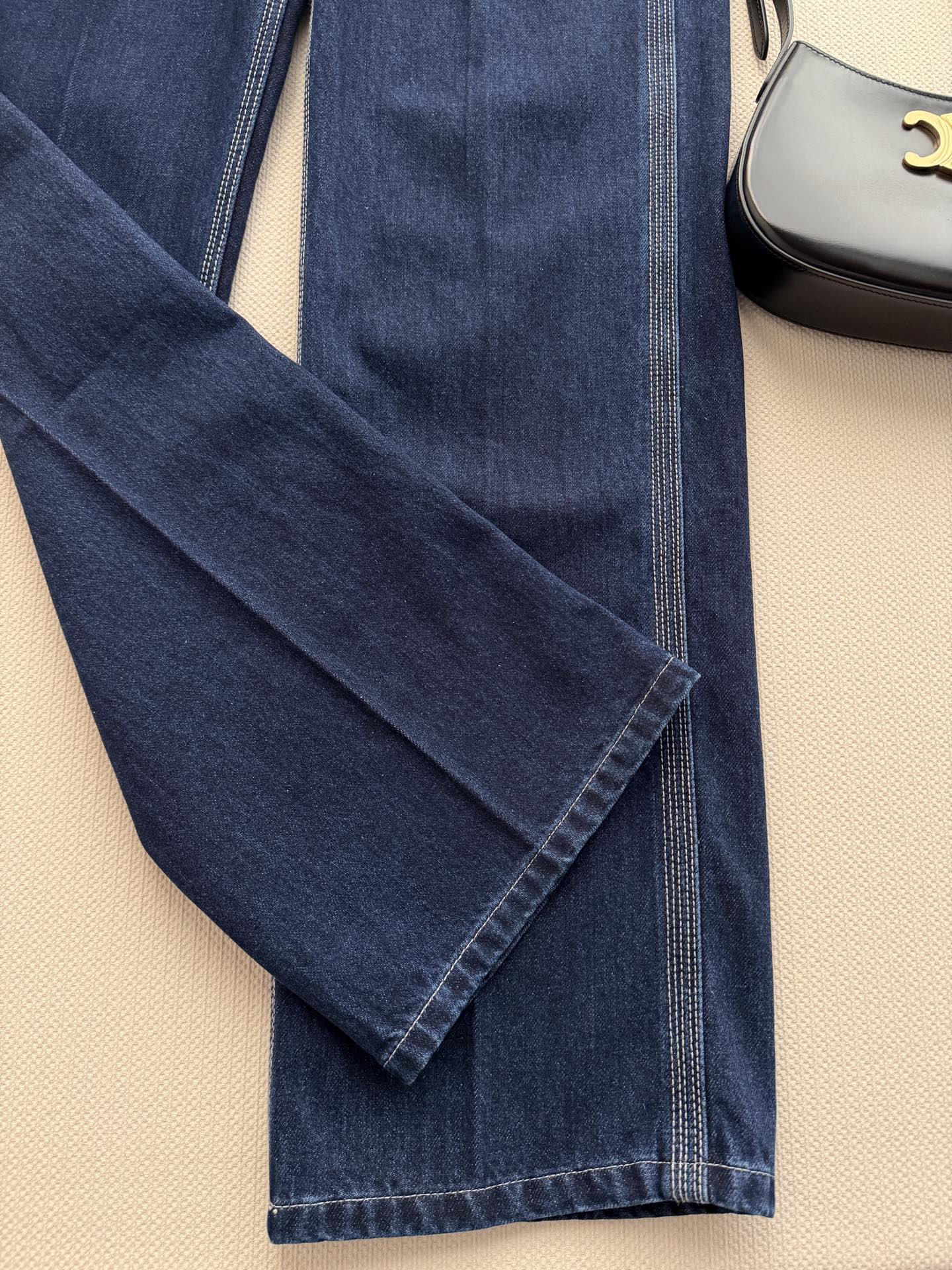 𝐂𝐞𝐥𝐢𝐧* 🆕26new🪄红皮标撞色明线牛仔裤💙💙🖤中高腰版型上身修饰腿部线条纤细，裤腿两侧撞色明线设