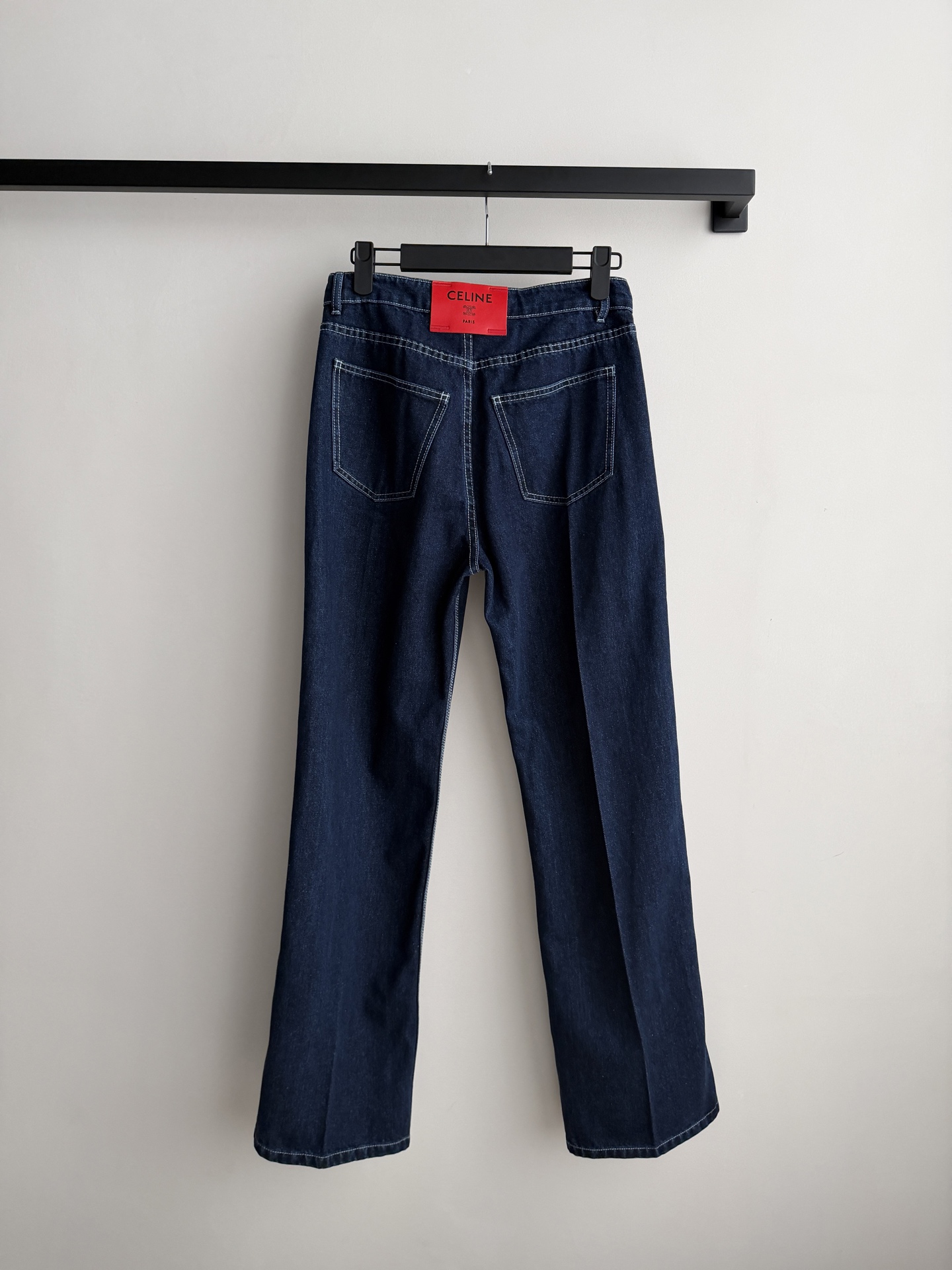 𝐂𝐞𝐥𝐢𝐧* 🆕26new🪄红皮标撞色明线牛仔裤💙💙🖤中高腰版型上身修饰腿部线条纤细，裤腿两侧撞色明线设