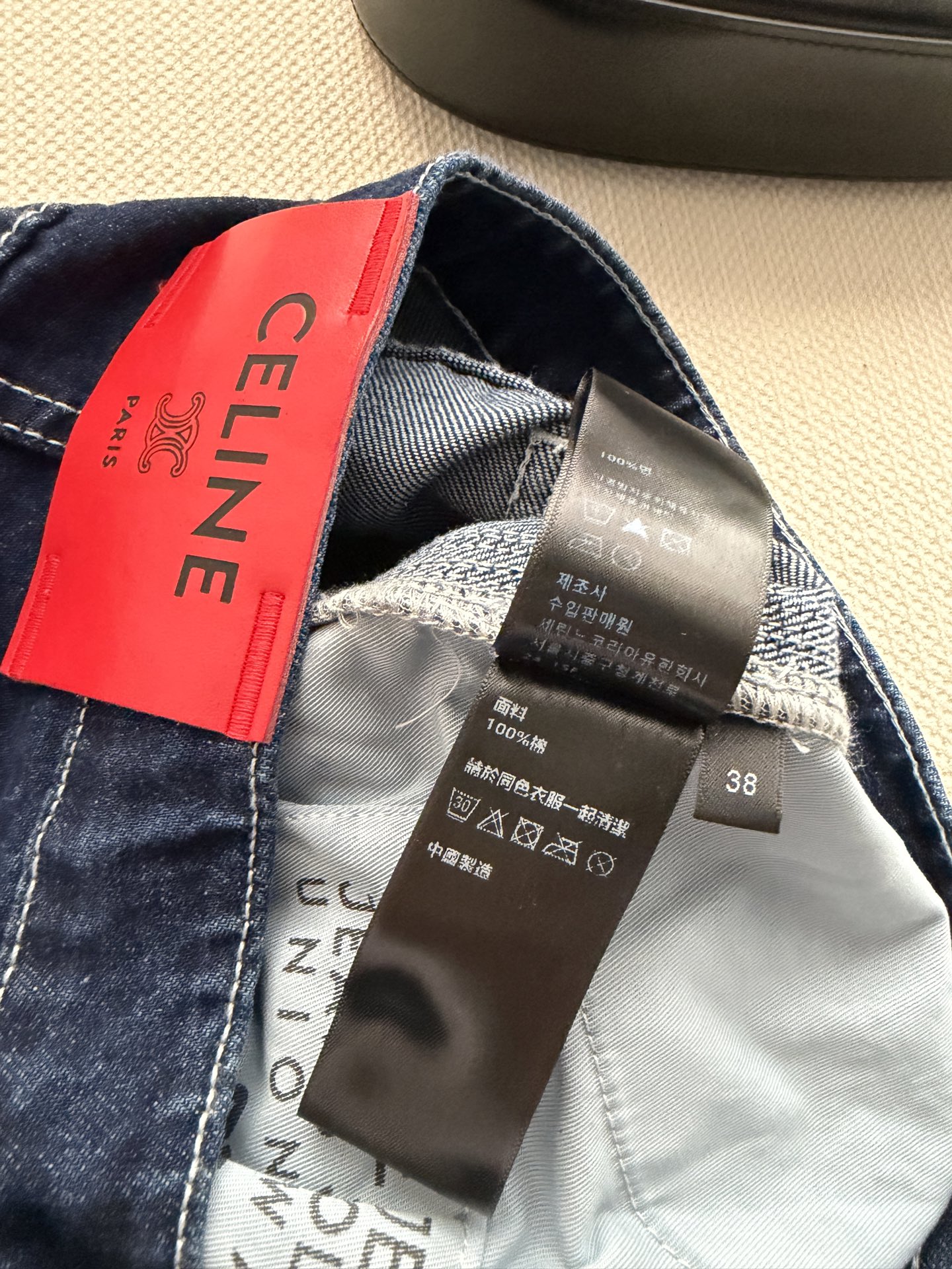 𝐂𝐞𝐥𝐢𝐧* 🆕26new🪄红皮标撞色明线牛仔裤💙💙🖤中高腰版型上身修饰腿部线条纤细，裤腿两侧撞色明线设