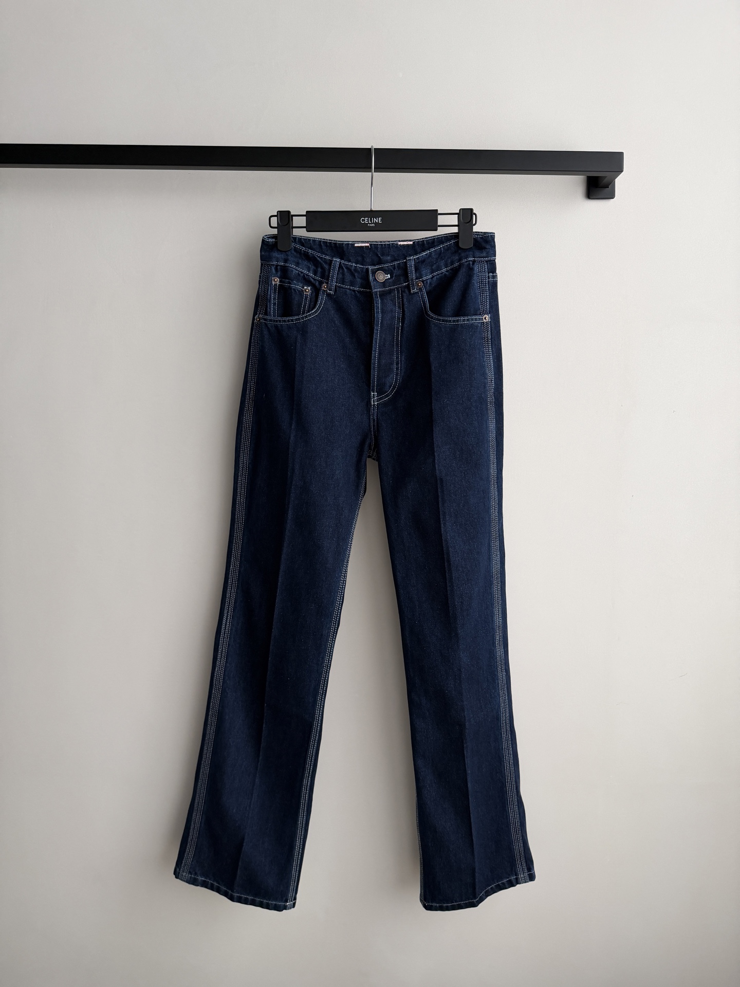 𝐂𝐞𝐥𝐢𝐧* 🆕26new🪄红皮标撞色明线牛仔裤💙💙🖤中高腰版型上身修饰腿部线条纤细，裤腿两侧撞色明线设