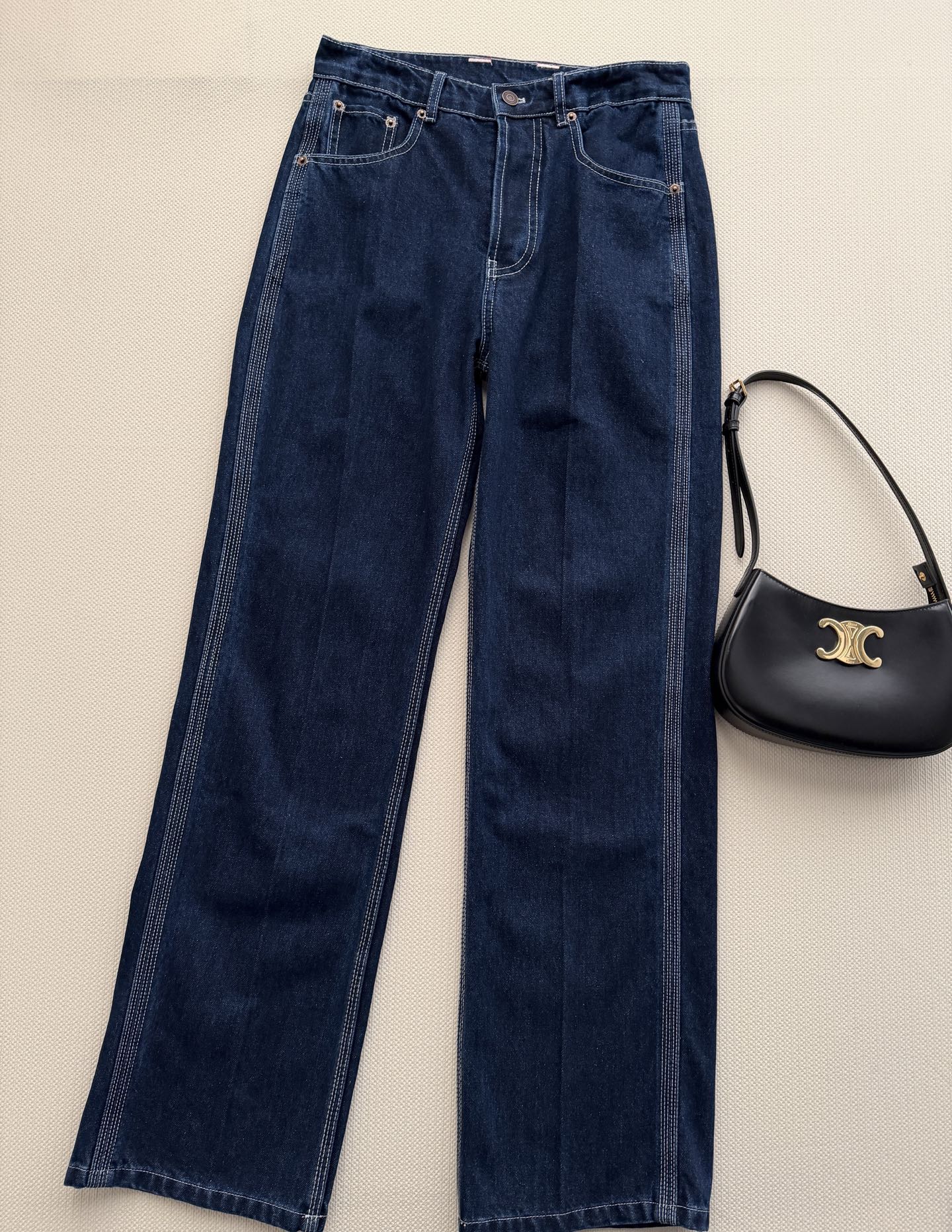 𝐂𝐞𝐥𝐢𝐧* 🆕26new🪄红皮标撞色明线牛仔裤💙💙🖤中高腰版型上身修饰腿部线条纤细，裤腿两侧撞色明线设