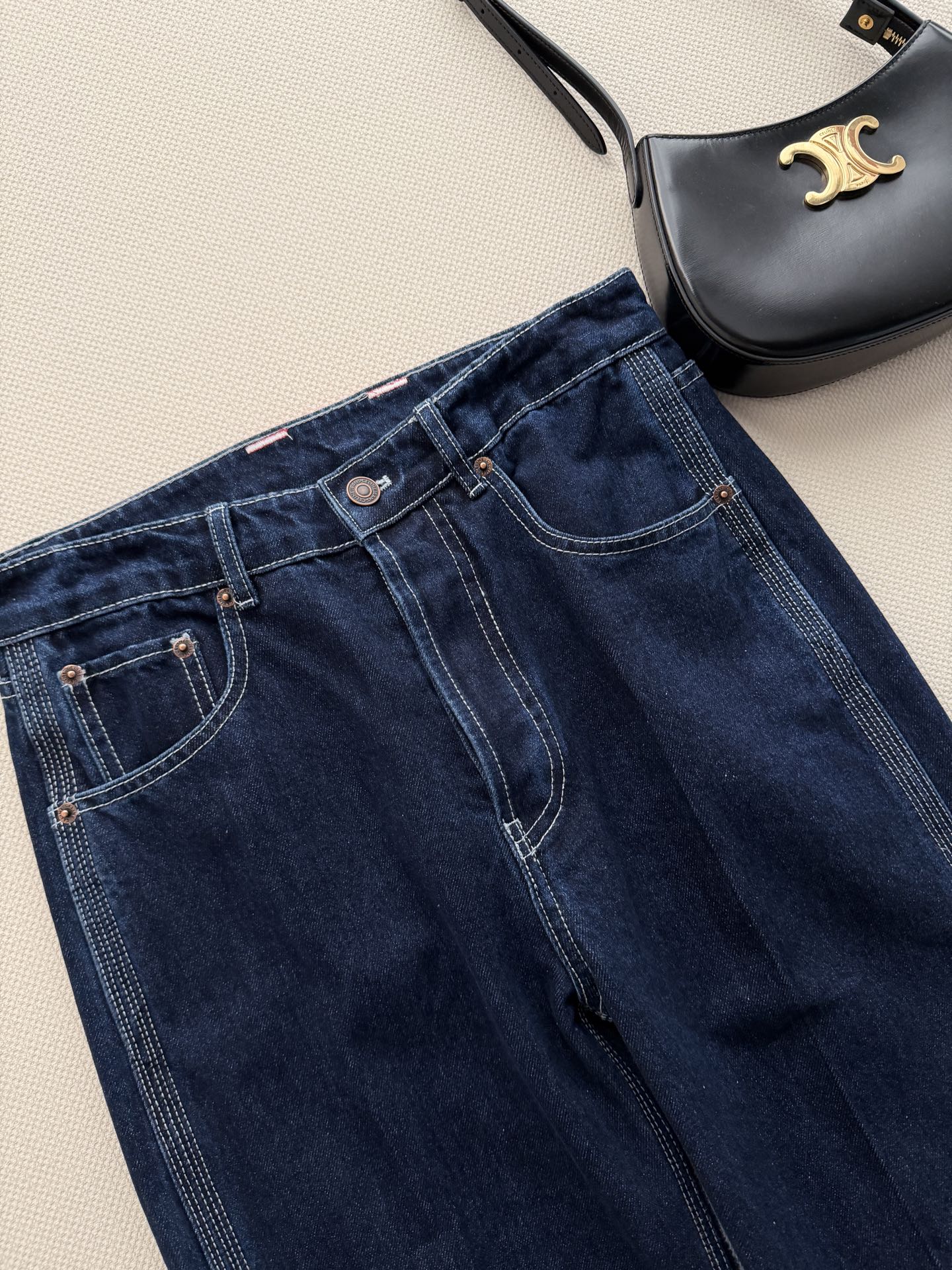 𝐂𝐞𝐥𝐢𝐧* 🆕26new🪄红皮标撞色明线牛仔裤💙💙🖤中高腰版型上身修饰腿部线条纤细，裤腿两侧撞色明线设