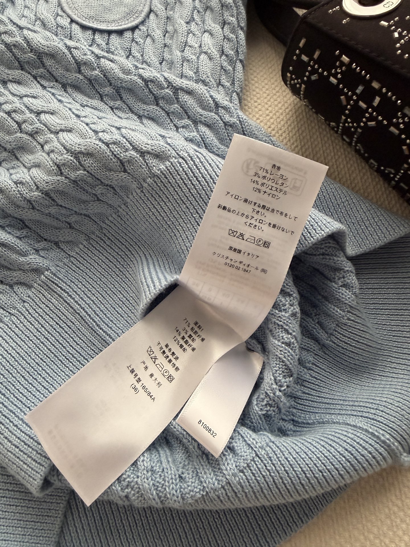 𝐃𝐢𝐨*26new🪄刺绣徽标麻花纹针织Polo衫💙以柔和水蓝为基底，延续品牌标志性的优雅少女设计语言，采