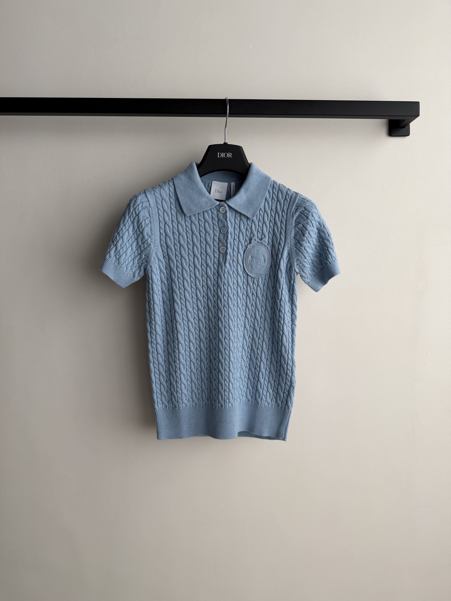 𝐃𝐢𝐨*26new🪄刺绣徽标麻花纹针织Polo衫💙以柔和水蓝为基底，延续品牌标志性的优雅少女设计语言，采