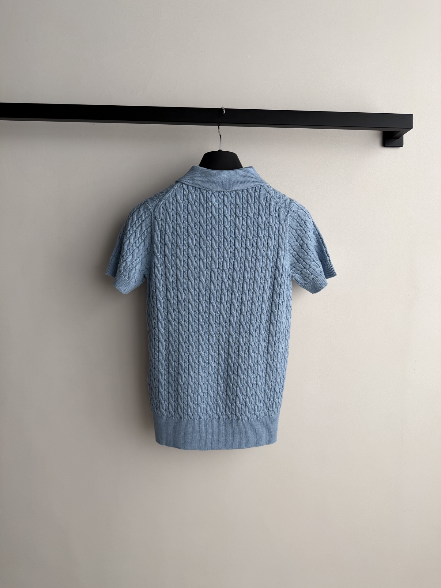 𝐃𝐢𝐨*26new🪄刺绣徽标麻花纹针织Polo衫💙以柔和水蓝为基底，延续品牌标志性的优雅少女设计语言，采