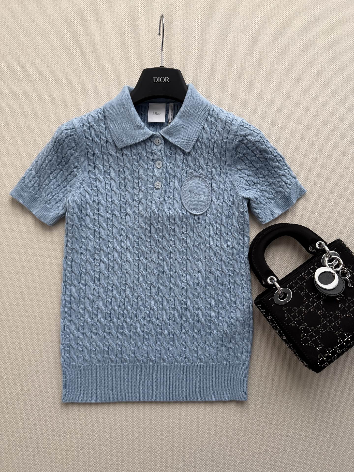 𝐃𝐢𝐨*26new🪄刺绣徽标麻花纹针织Polo衫💙以柔和水蓝为基底，延续品牌标志性的优雅少女设计语言，采
