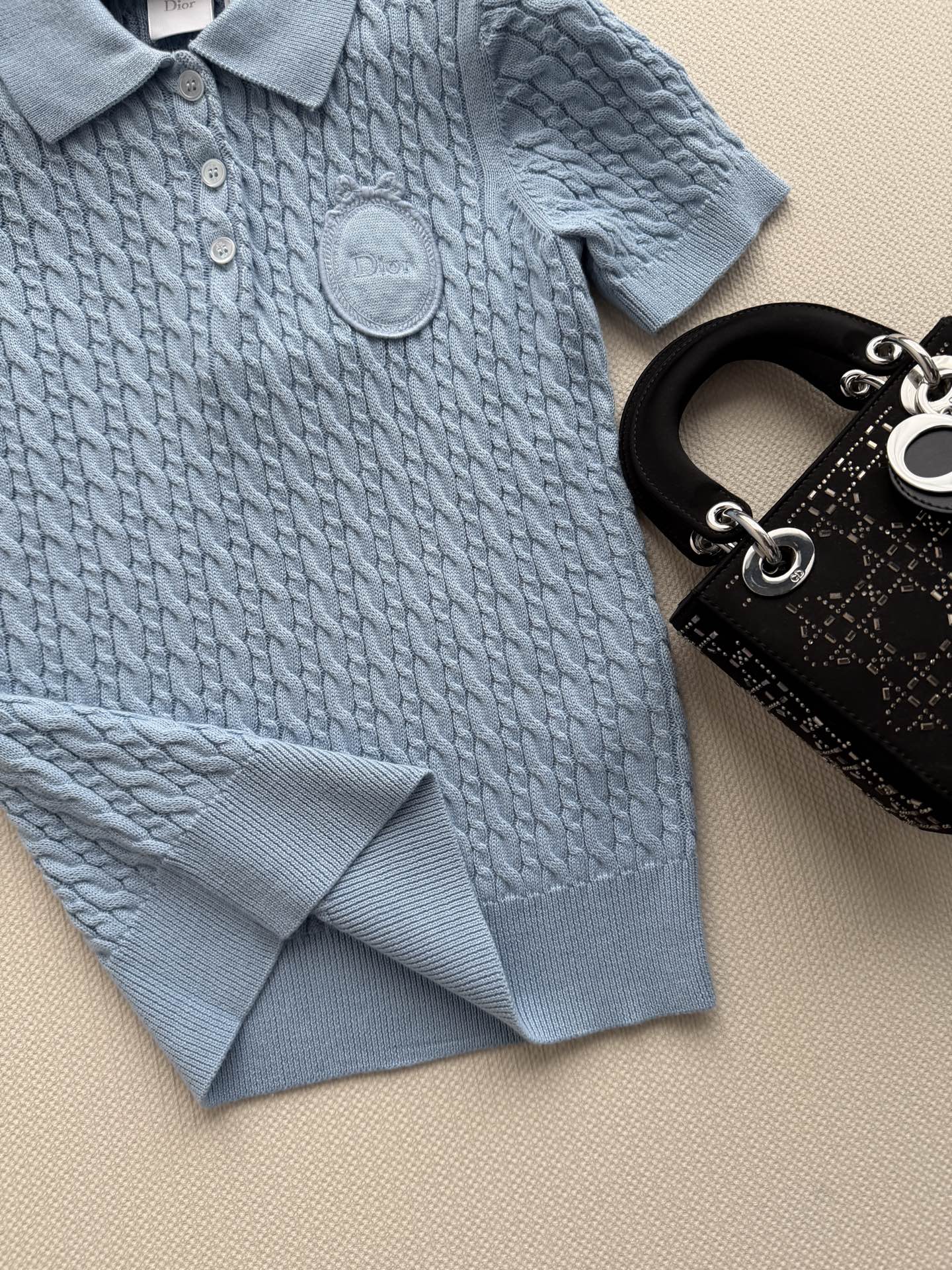 𝐃𝐢𝐨*26new🪄刺绣徽标麻花纹针织Polo衫💙以柔和水蓝为基底，延续品牌标志性的优雅少女设计语言，采