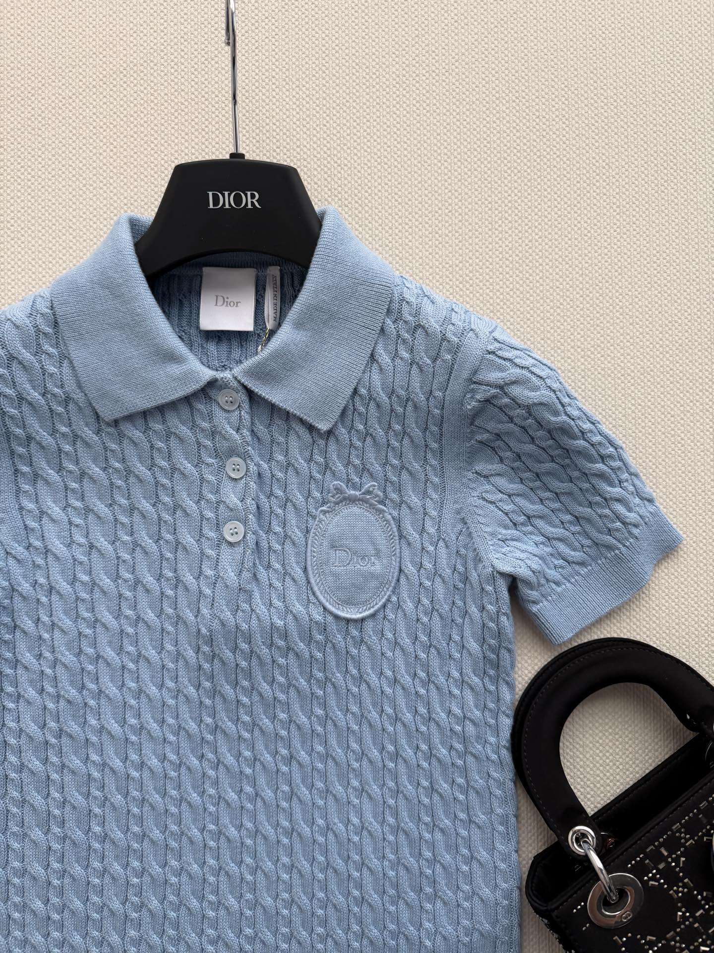 𝐃𝐢𝐨*26new🪄刺绣徽标麻花纹针织Polo衫💙以柔和水蓝为基底，延续品牌标志性的优雅少女设计语言，采