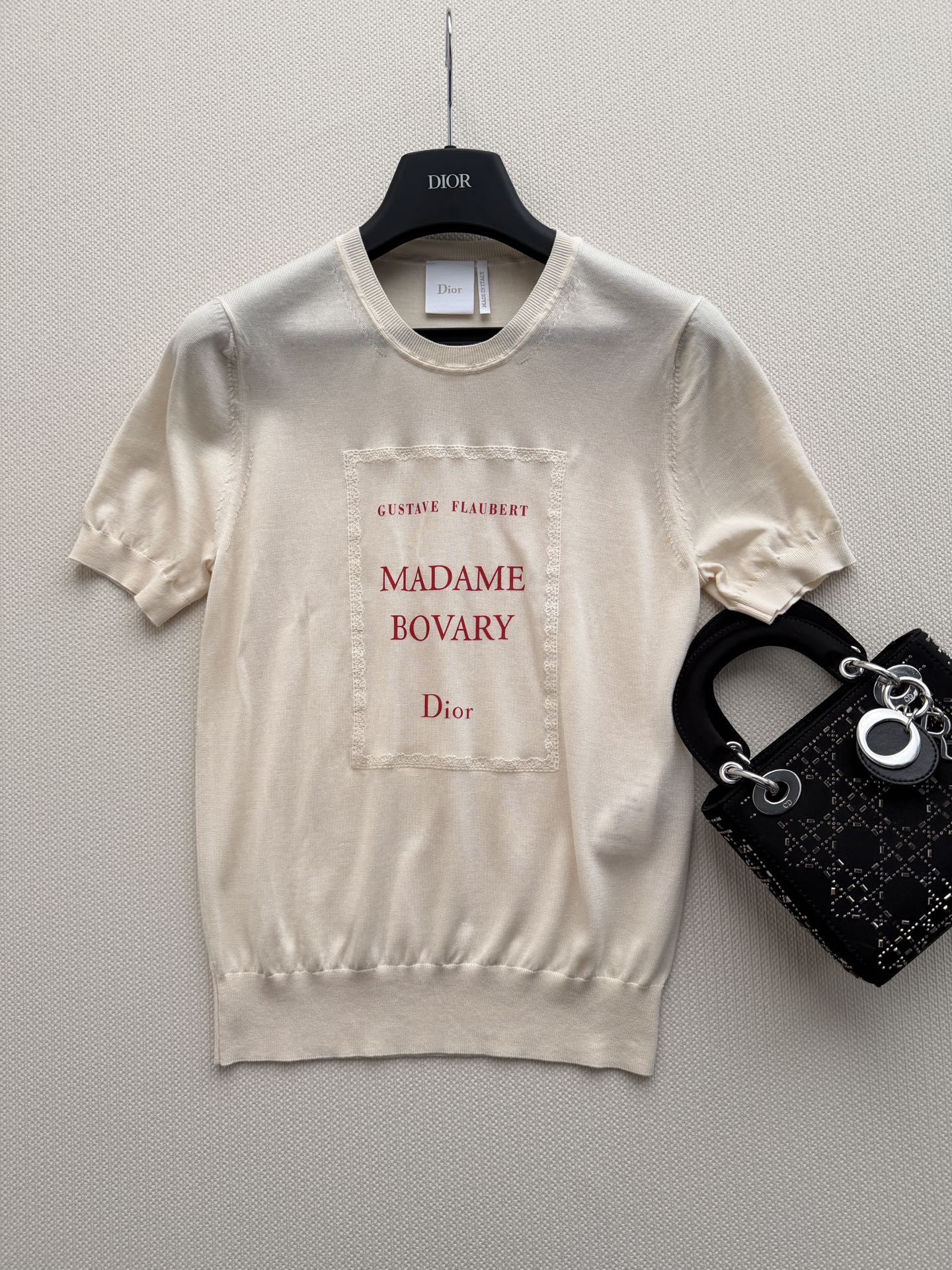 Dio*🆕采用米白色和红色轻盈桑蚕丝针织面料精心制作，短款修身版型，饰以罗纹细节更显精致。可与各式装扮搭