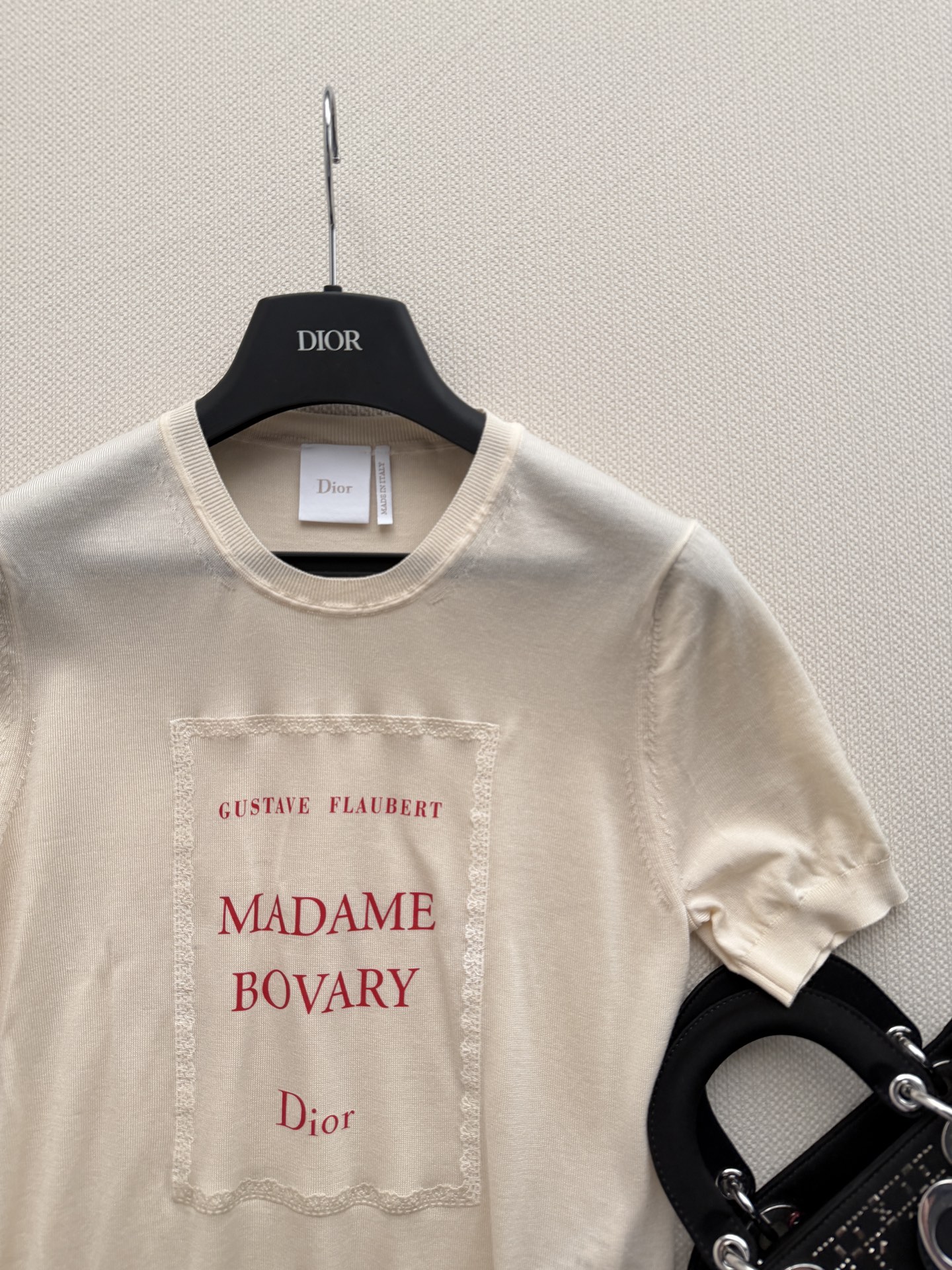 Dio*🆕采用米白色和红色轻盈桑蚕丝针织面料精心制作，短款修身版型，饰以罗纹细节更显精致。可与各式装扮搭