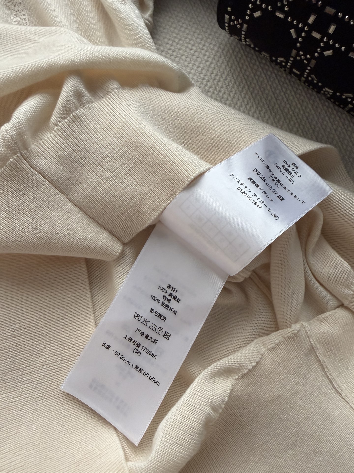 Dio*🆕采用米白色和红色轻盈桑蚕丝针织面料精心制作，短款修身版型，饰以罗纹细节更显精致。可与各式装扮搭