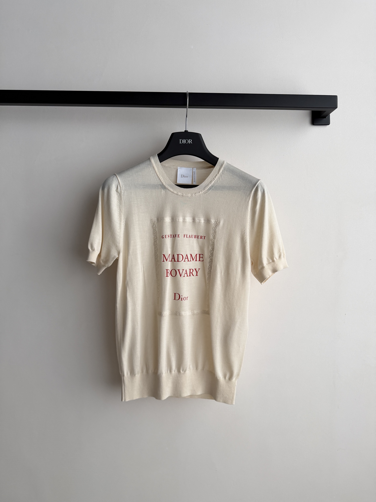 Dio*🆕采用米白色和红色轻盈桑蚕丝针织面料精心制作，短款修身版型，饰以罗纹细节更显精致。可与各式装扮搭