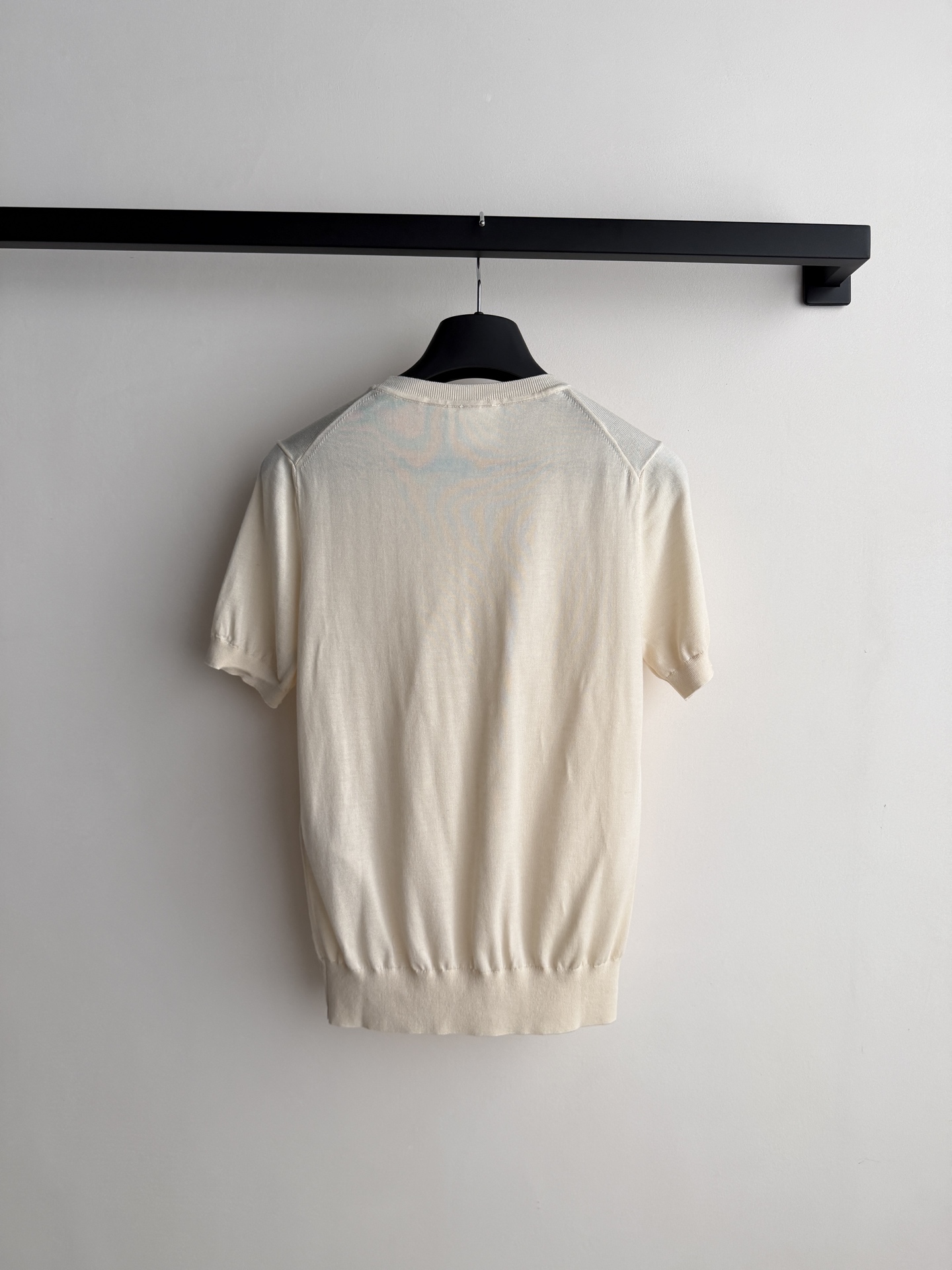 Dio*🆕采用米白色和红色轻盈桑蚕丝针织面料精心制作，短款修身版型，饰以罗纹细节更显精致。可与各式装扮搭