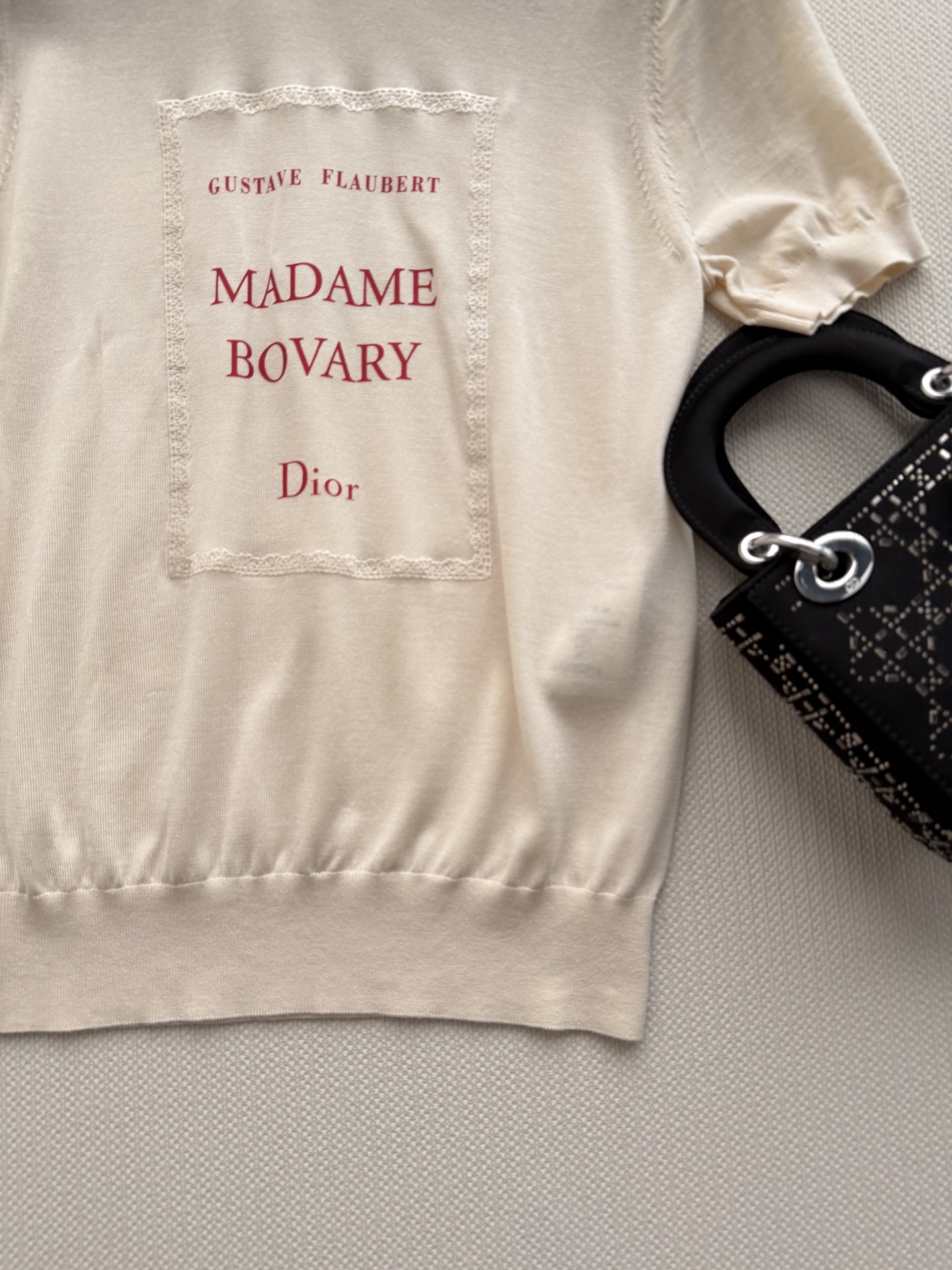 Dio*🆕采用米白色和红色轻盈桑蚕丝针织面料精心制作，短款修身版型，饰以罗纹细节更显精致。可与各式装扮搭