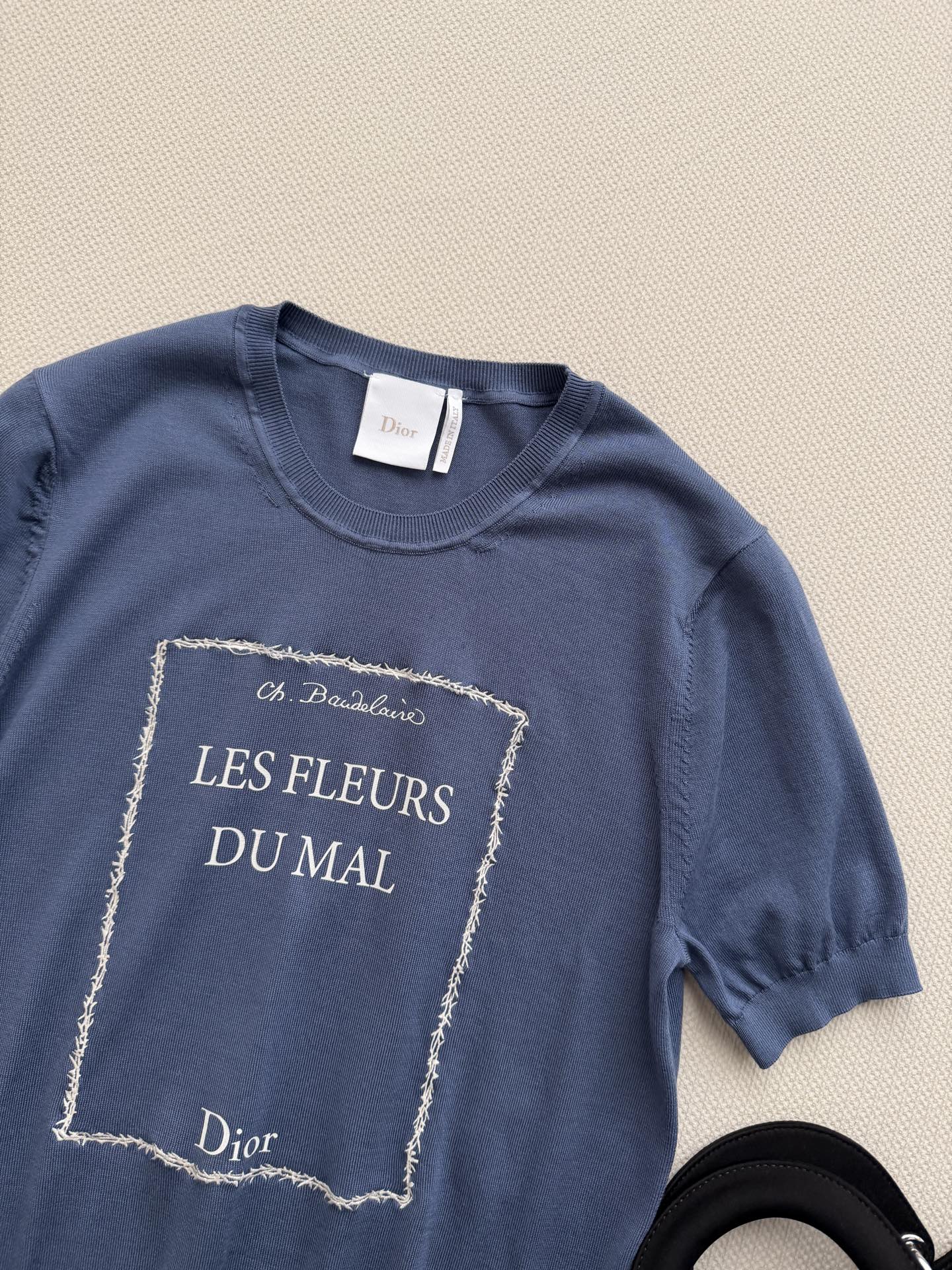 Dio*🆕采用米白色和蓝色轻盈桑蚕丝针织面料精心制作，短款修身版型，饰以罗纹细节更显精致。可与各式装扮搭