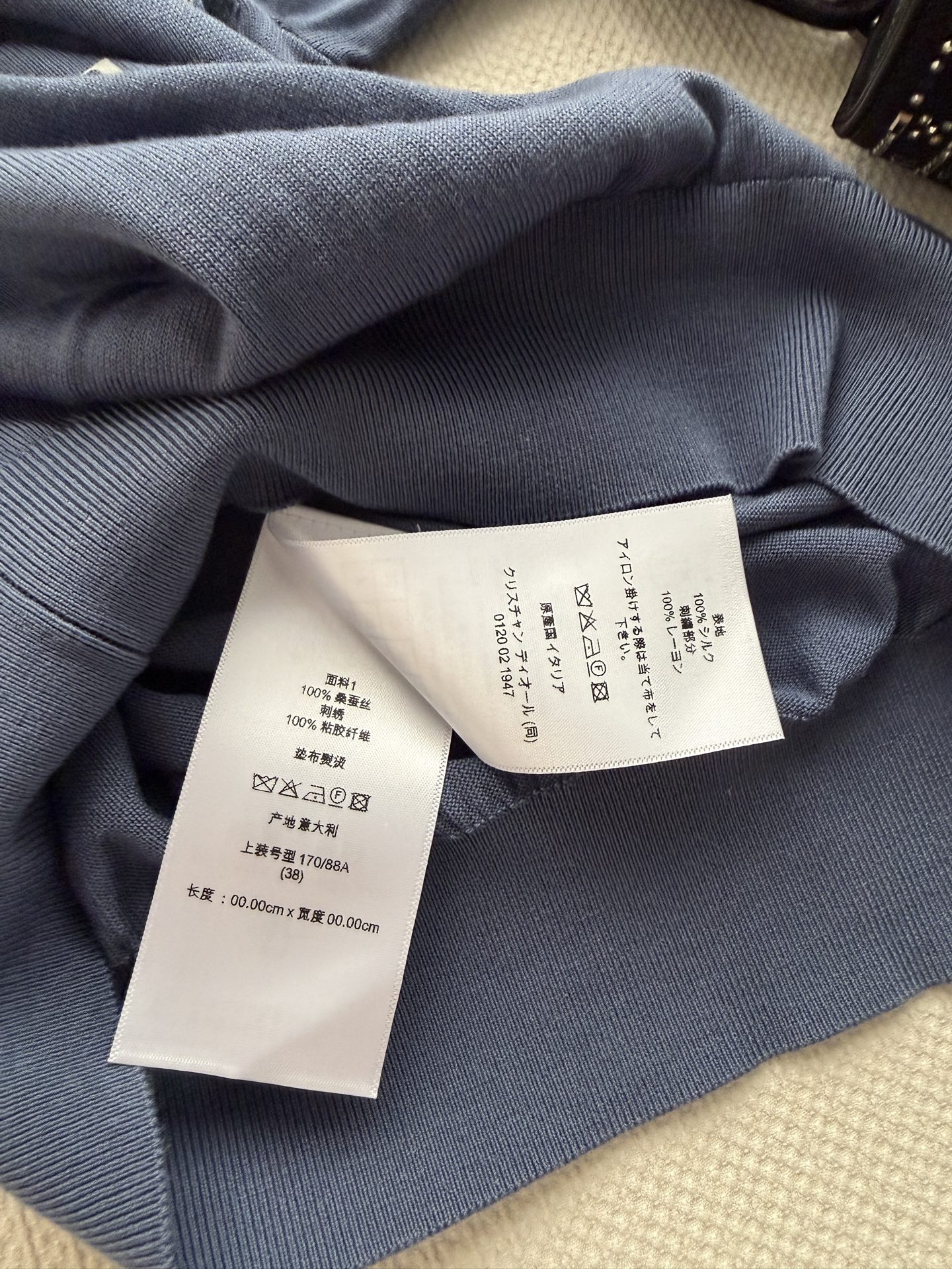 Dio*🆕采用米白色和蓝色轻盈桑蚕丝针织面料精心制作，短款修身版型，饰以罗纹细节更显精致。可与各式装扮搭