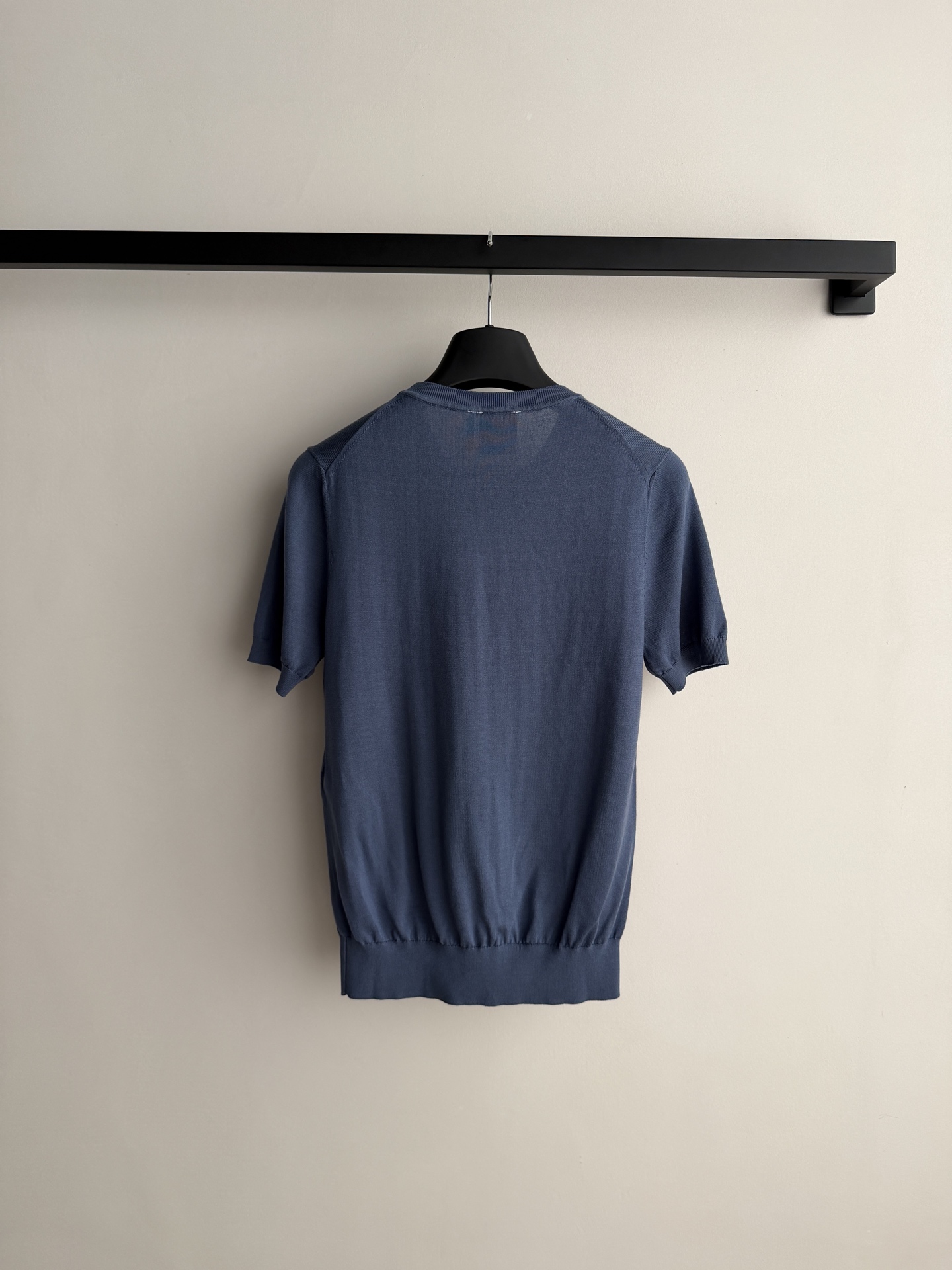 Dio*🆕采用米白色和蓝色轻盈桑蚕丝针织面料精心制作，短款修身版型，饰以罗纹细节更显精致。可与各式装扮搭