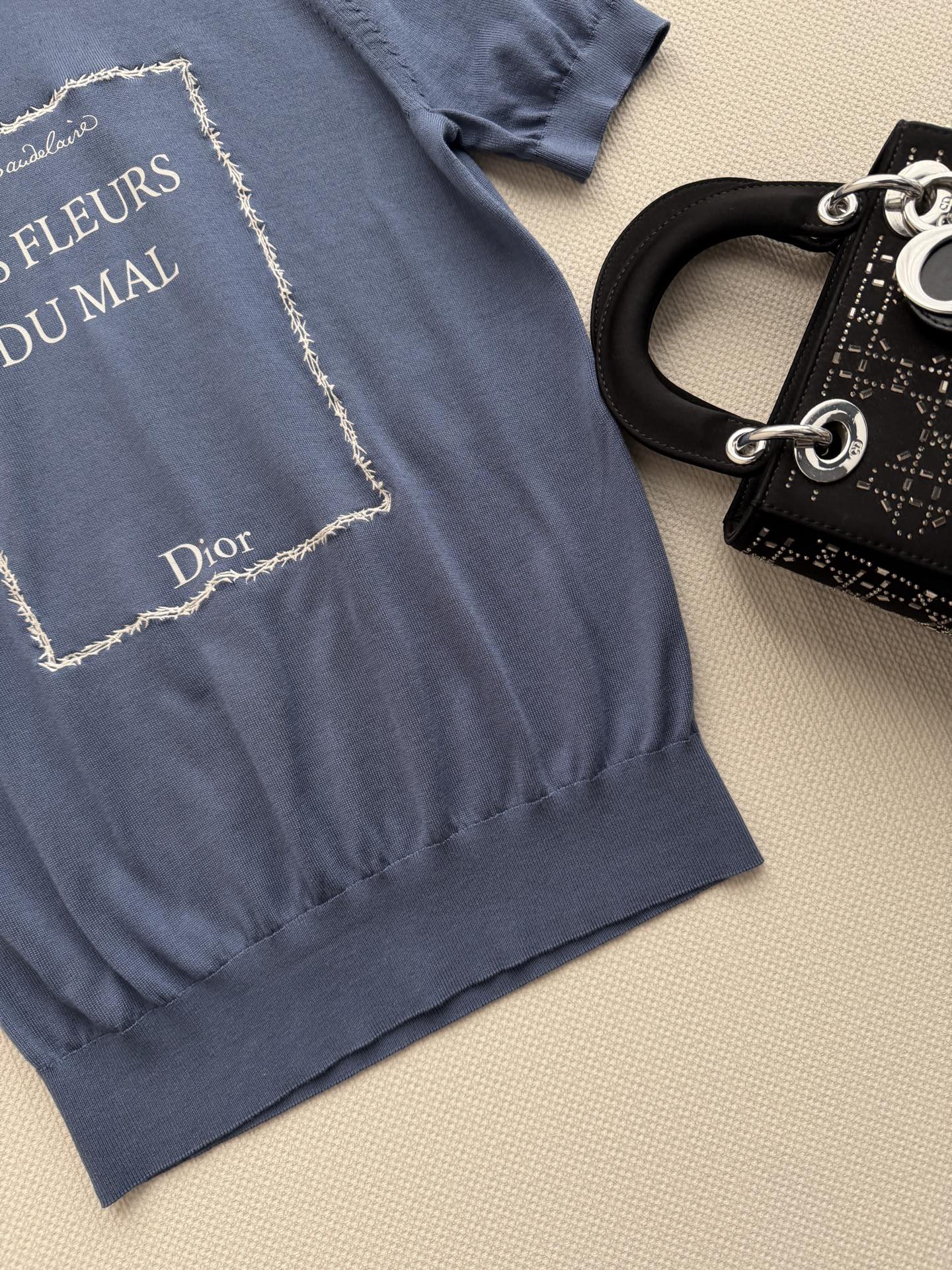 Dio*🆕采用米白色和蓝色轻盈桑蚕丝针织面料精心制作，短款修身版型，饰以罗纹细节更显精致。可与各式装扮搭