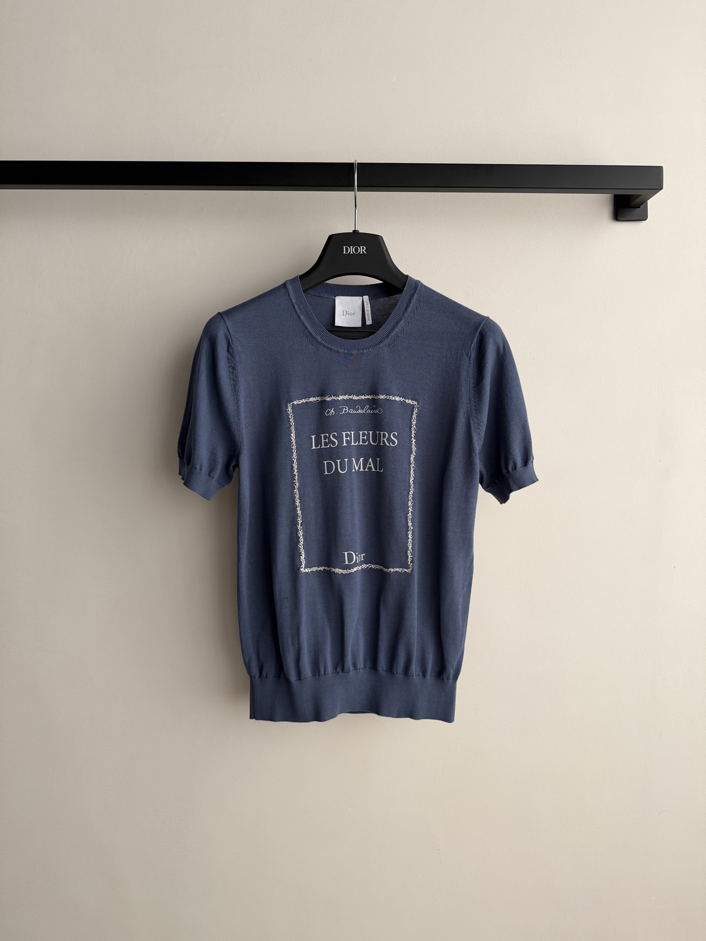 Dio*🆕采用米白色和蓝色轻盈桑蚕丝针织面料精心制作，短款修身版型，饰以罗纹细节更显精致。可与各式装扮搭