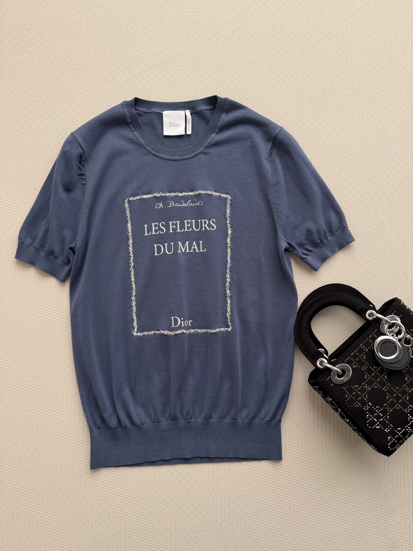 Dio*🆕采用米白色和蓝色轻盈桑蚕丝针织面料精心制作，短款修身版型，饰以罗纹细节更显精致。可与各式装扮搭