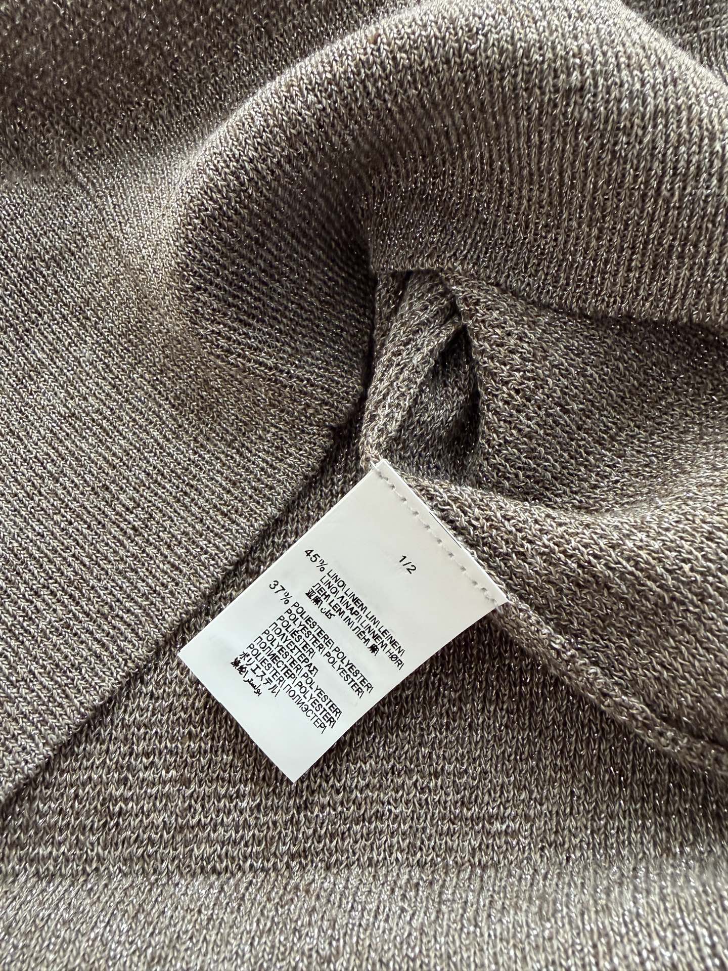 Brunello Cucinelli🆕bc的灰色针织Polo衫，采用高品质棉混纺纱线，柔软透气，亲肤舒适