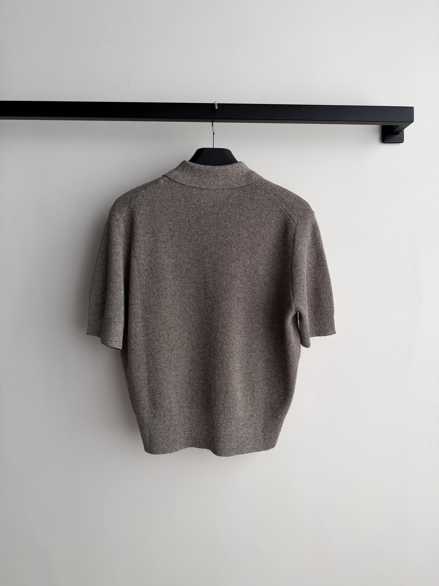 Brunello Cucinelli🆕bc的灰色针织Polo衫，采用高品质棉混纺纱线，柔软透气，亲肤舒适