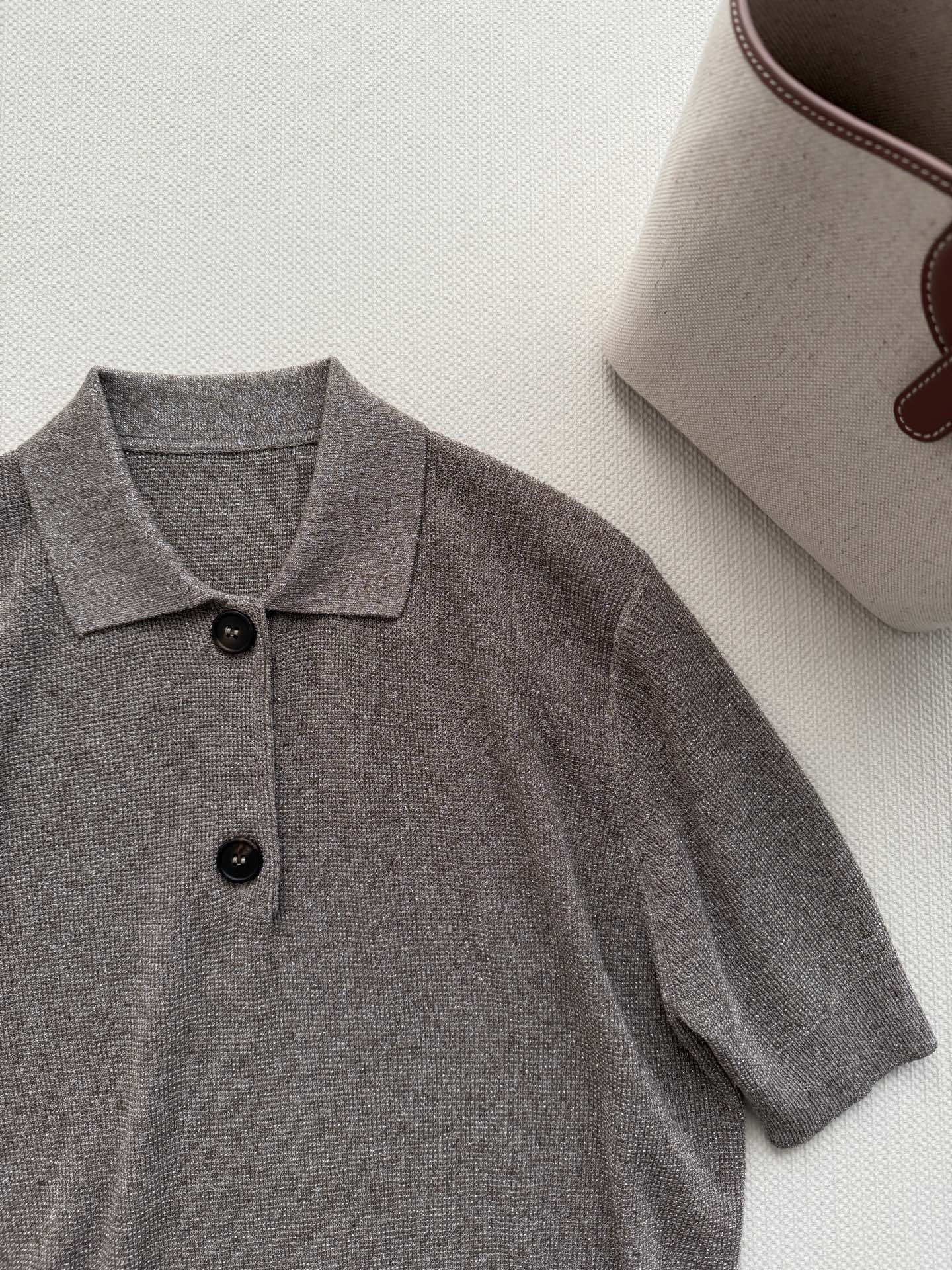 Brunello Cucinelli🆕bc的灰色针织Polo衫，采用高品质棉混纺纱线，柔软透气，亲肤舒适