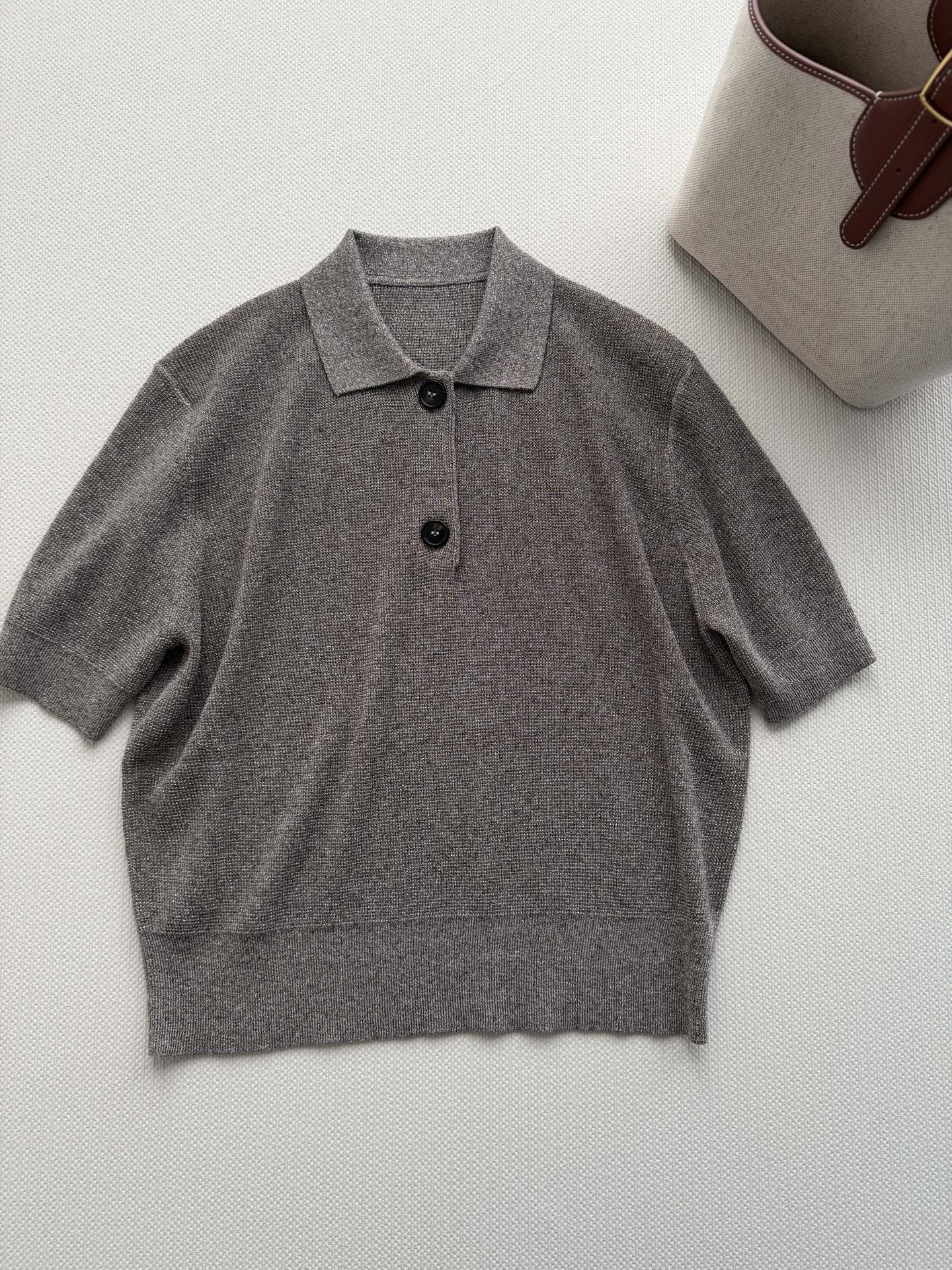 Brunello Cucinelli🆕bc的灰色针织Polo衫，采用高品质棉混纺纱线，柔软透气，亲肤舒适
