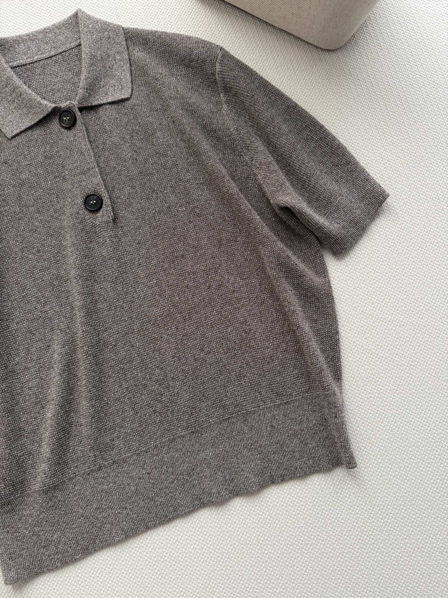 Brunello Cucinelli🆕bc的灰色针织Polo衫，采用高品质棉混纺纱线，柔软透气，亲肤舒适